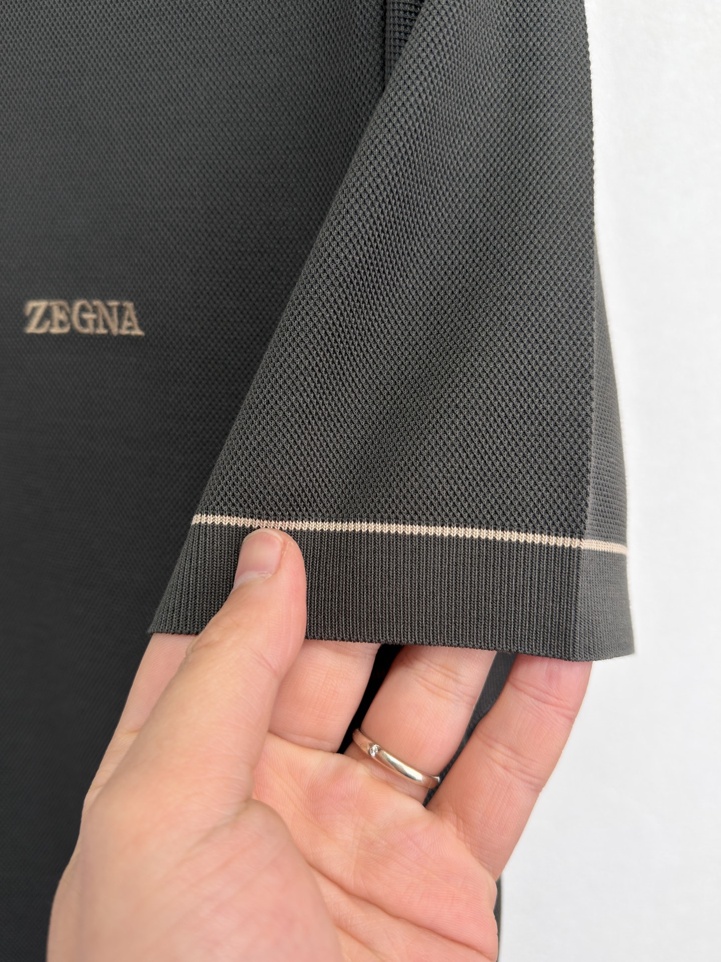 ZEGNA 26春夏新品 翻领T恤。当杰尼亚引以为傲的Premium Cotton棉质纱线，遇见品牌灵魂
