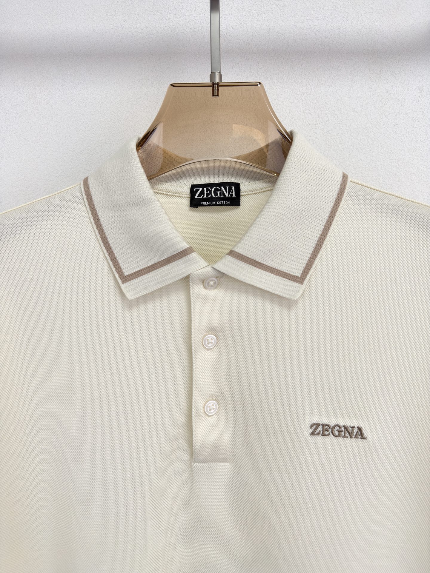 ZEGNA 26春夏新品 翻领T恤。当杰尼亚引以为傲的Premium Cotton棉质纱线，遇见品牌灵魂