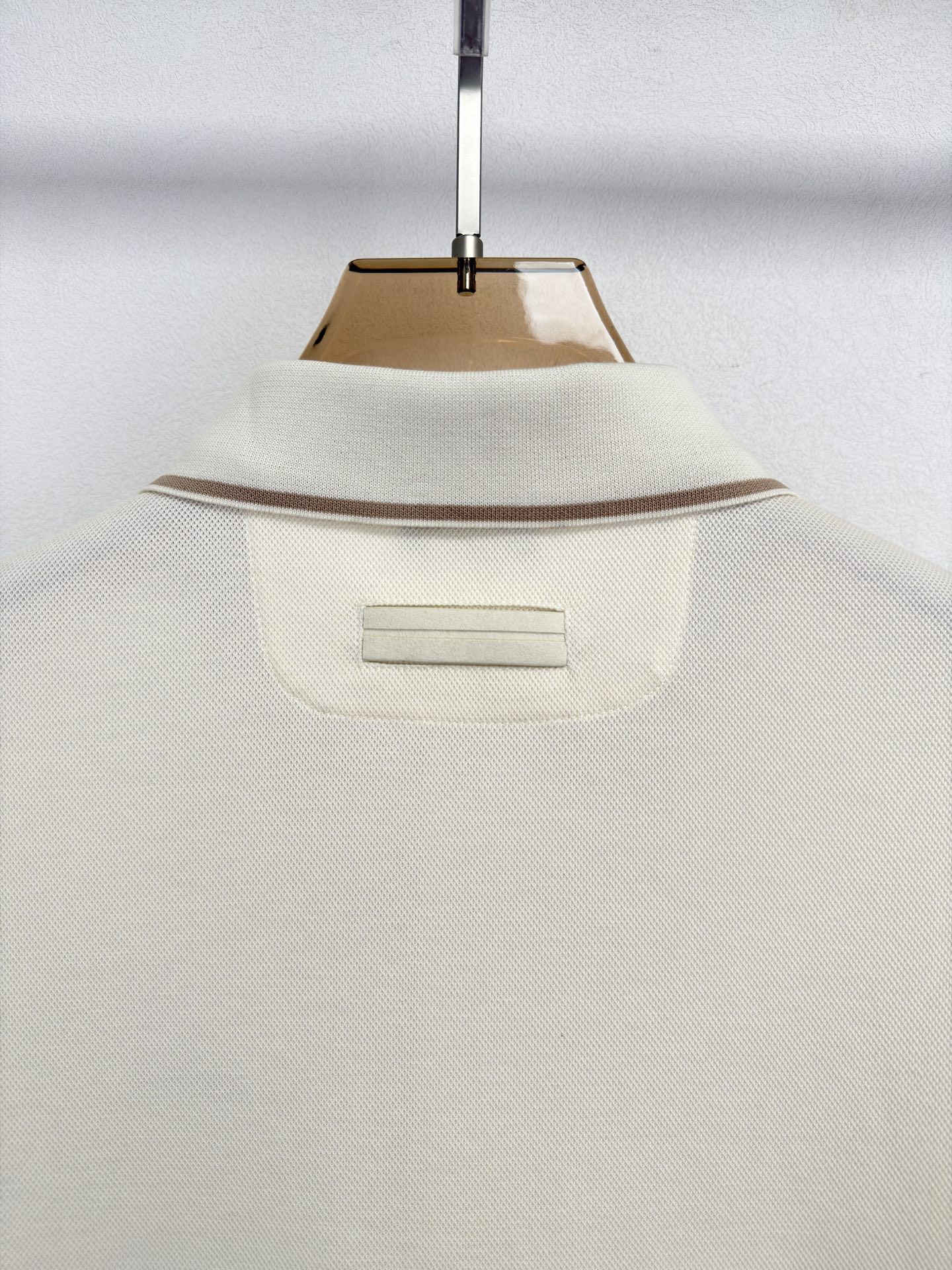 ZEGNA 26春夏新品 翻领T恤。当杰尼亚引以为傲的Premium Cotton棉质纱线，遇见品牌灵魂