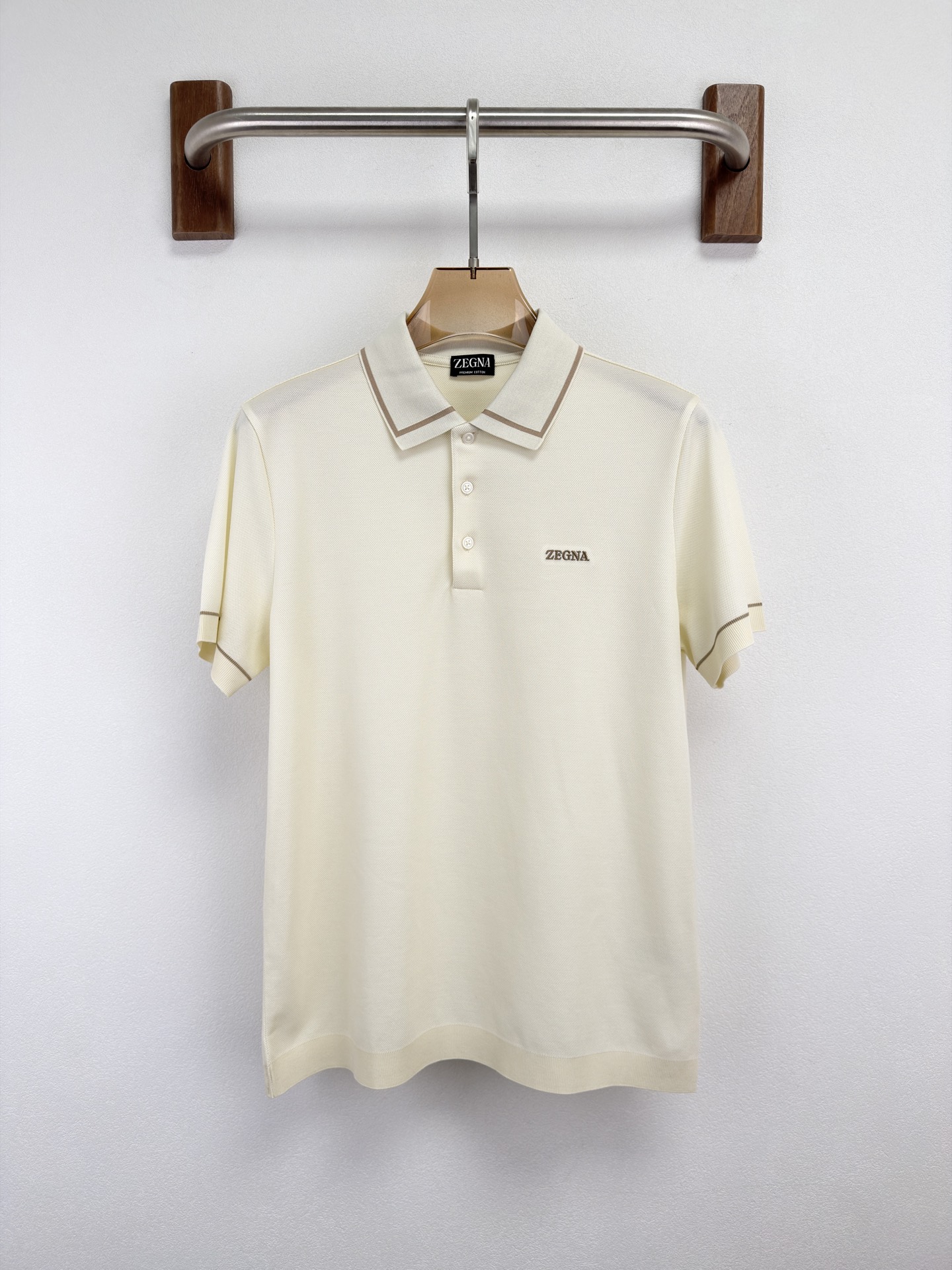 ZEGNA 26春夏新品 翻领T恤。当杰尼亚引以为傲的Premium Cotton棉质纱线，遇见品牌灵魂