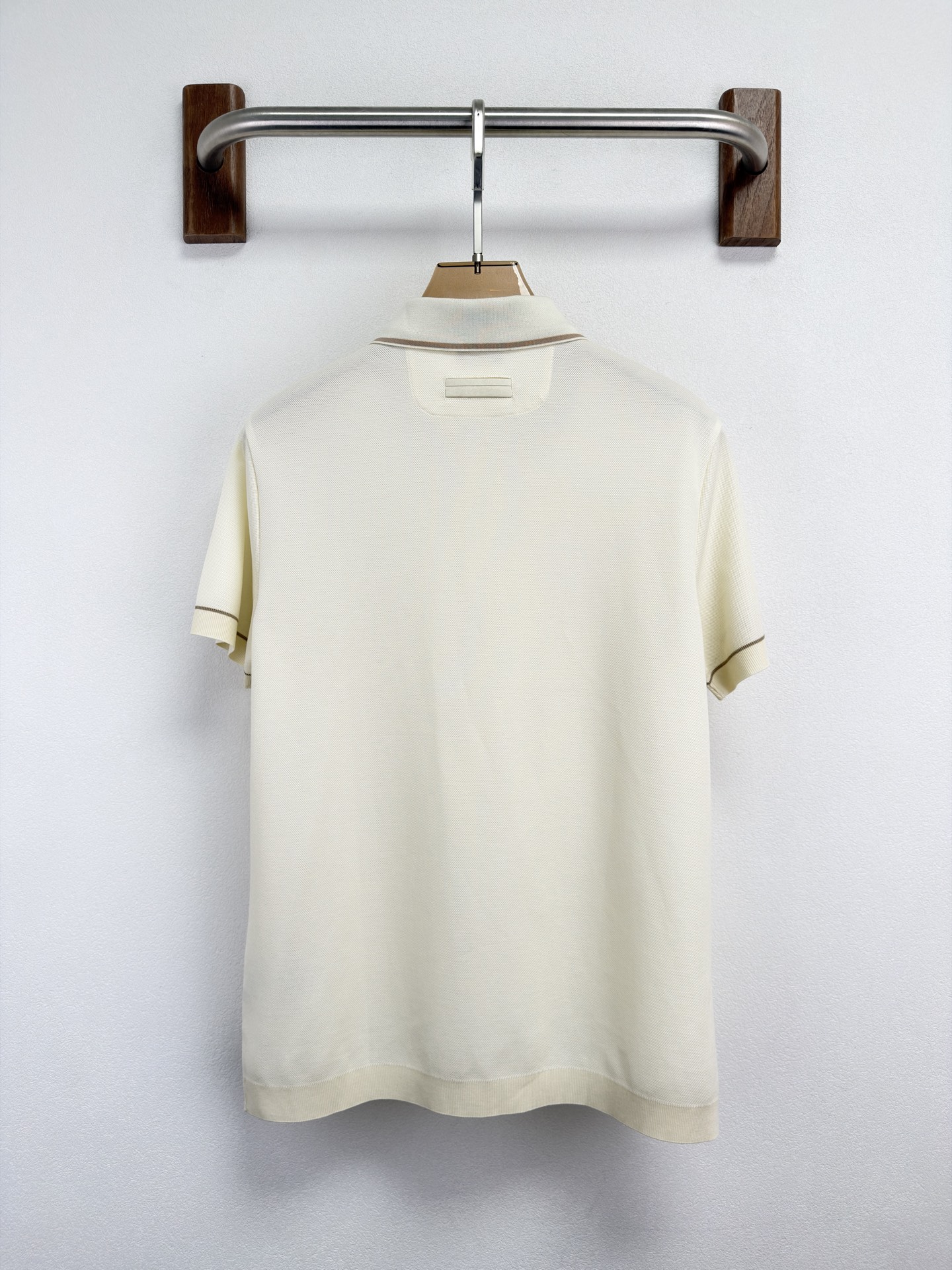 ZEGNA 26春夏新品 翻领T恤。当杰尼亚引以为傲的Premium Cotton棉质纱线，遇见品牌灵魂