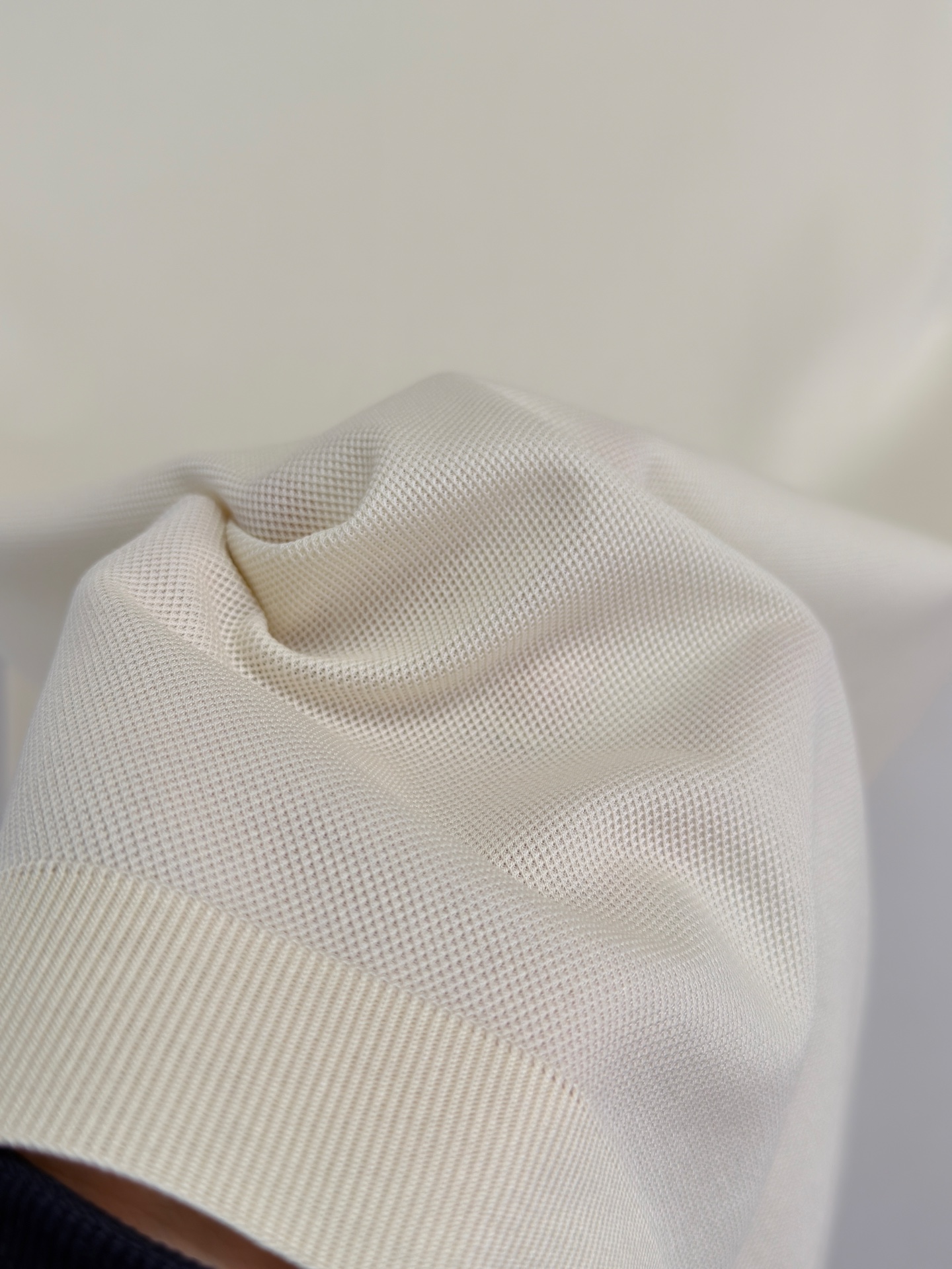 ZEGNA 26春夏新品 翻领T恤。当杰尼亚引以为傲的Premium Cotton棉质纱线，遇见品牌灵魂