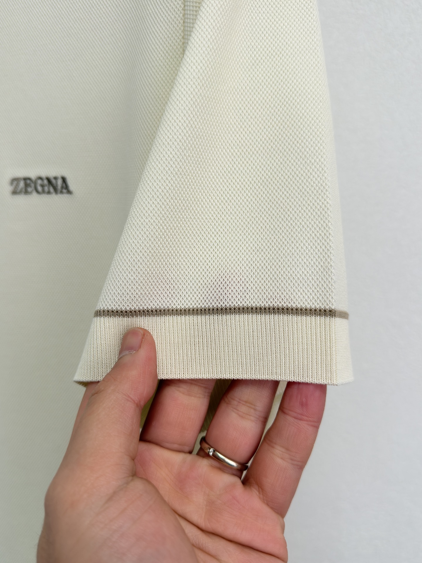 ZEGNA 26春夏新品 翻领T恤。当杰尼亚引以为傲的Premium Cotton棉质纱线，遇见品牌灵魂