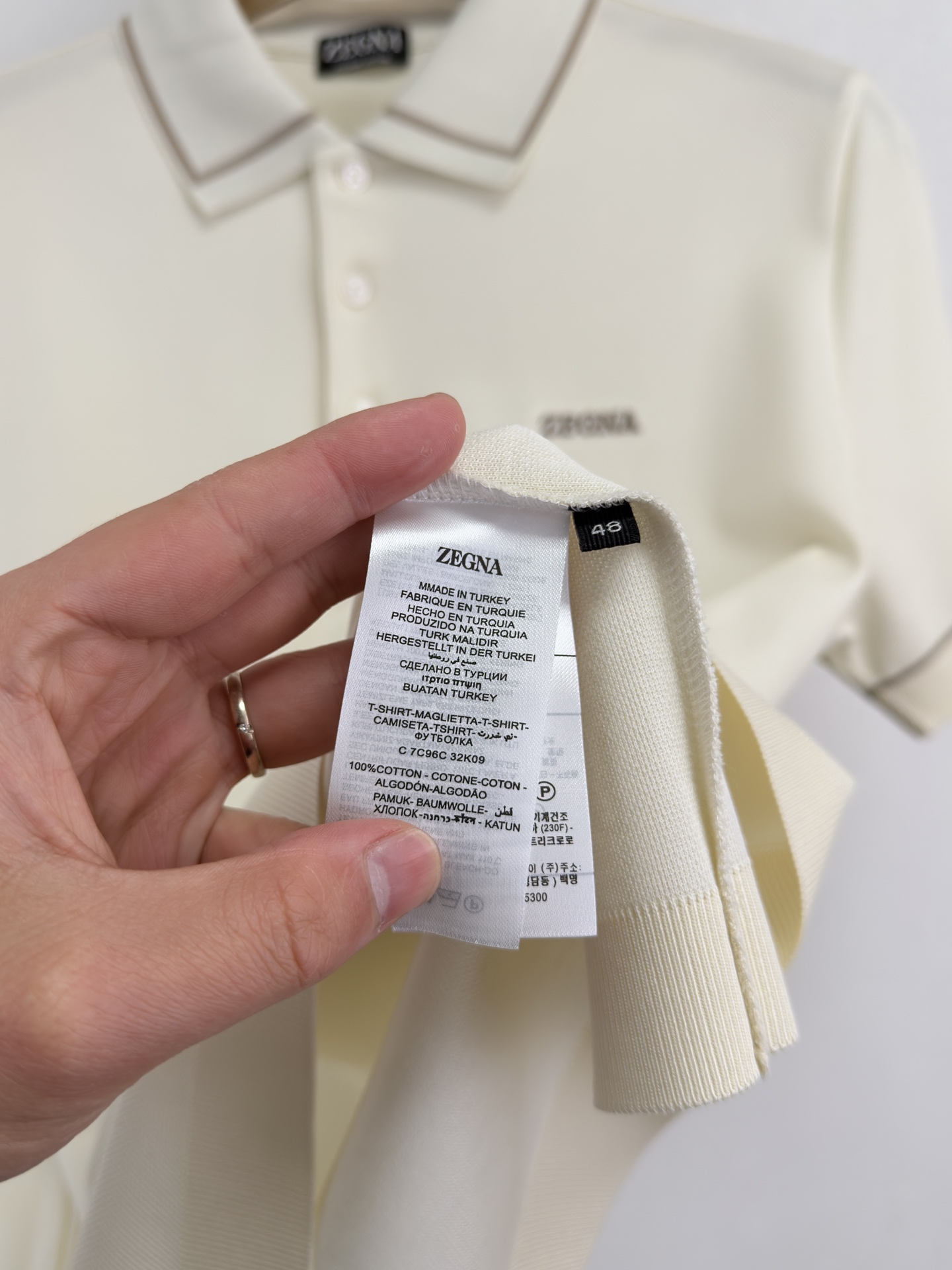 ZEGNA 26春夏新品 翻领T恤。当杰尼亚引以为傲的Premium Cotton棉质纱线，遇见品牌灵魂