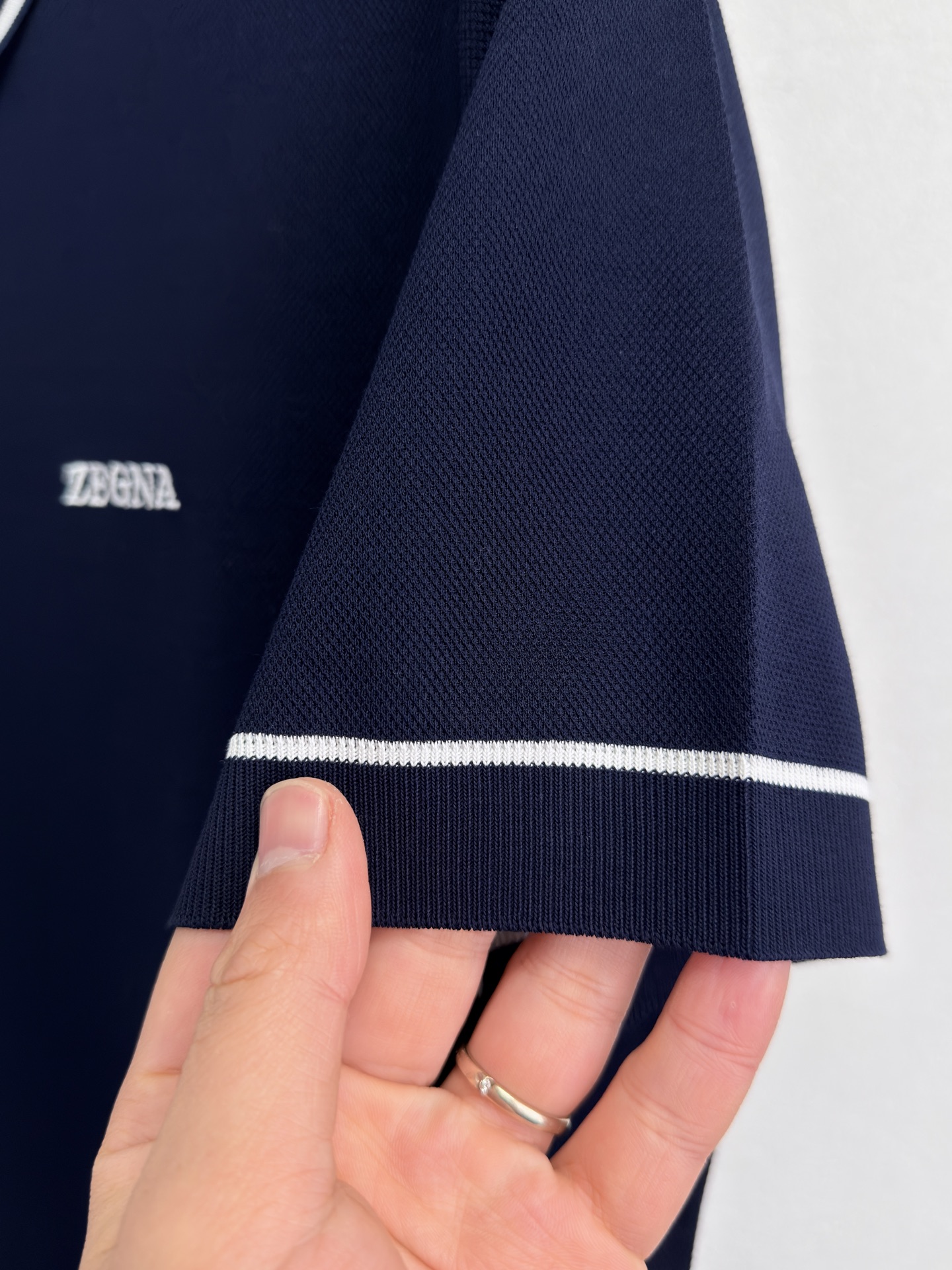 ZEGNA 26春夏新品 翻领T恤。当杰尼亚引以为傲的Premium Cotton棉质纱线，遇见品牌灵魂