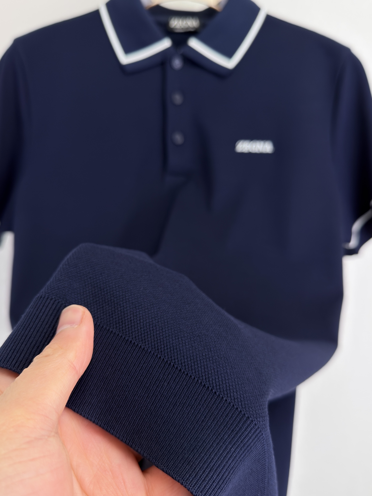 ZEGNA 26春夏新品 翻领T恤。当杰尼亚引以为傲的Premium Cotton棉质纱线，遇见品牌灵魂