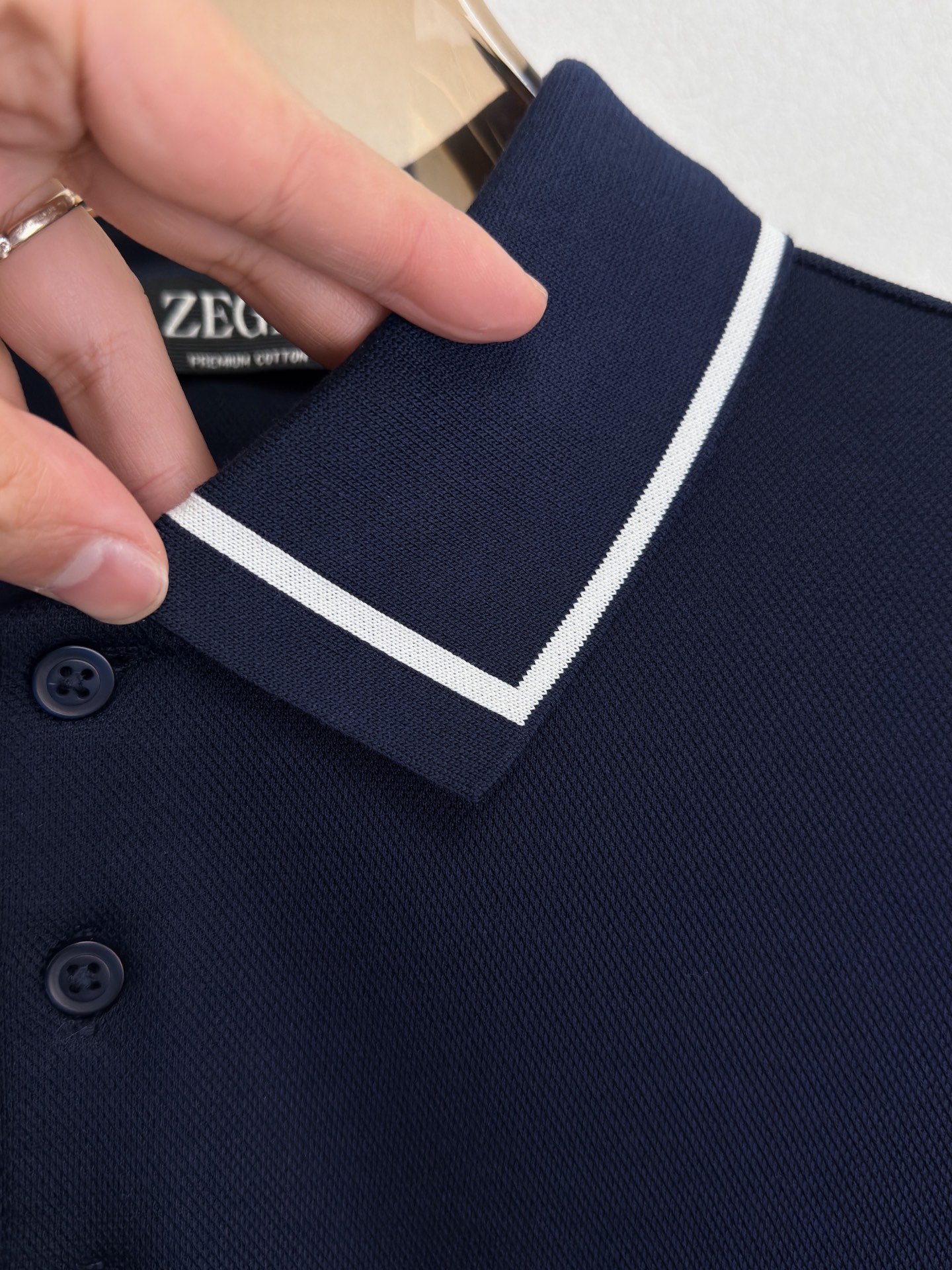 ZEGNA 26春夏新品 翻领T恤。当杰尼亚引以为傲的Premium Cotton棉质纱线，遇见品牌灵魂