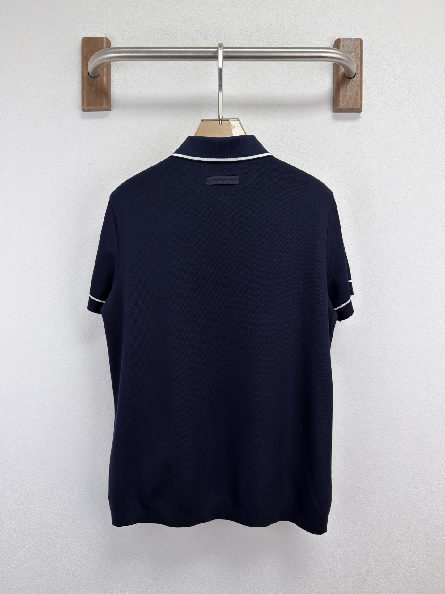 ZEGNA 26春夏新品 翻领T恤。当杰尼亚引以为傲的Premium Cotton棉质纱线，遇见品牌灵魂