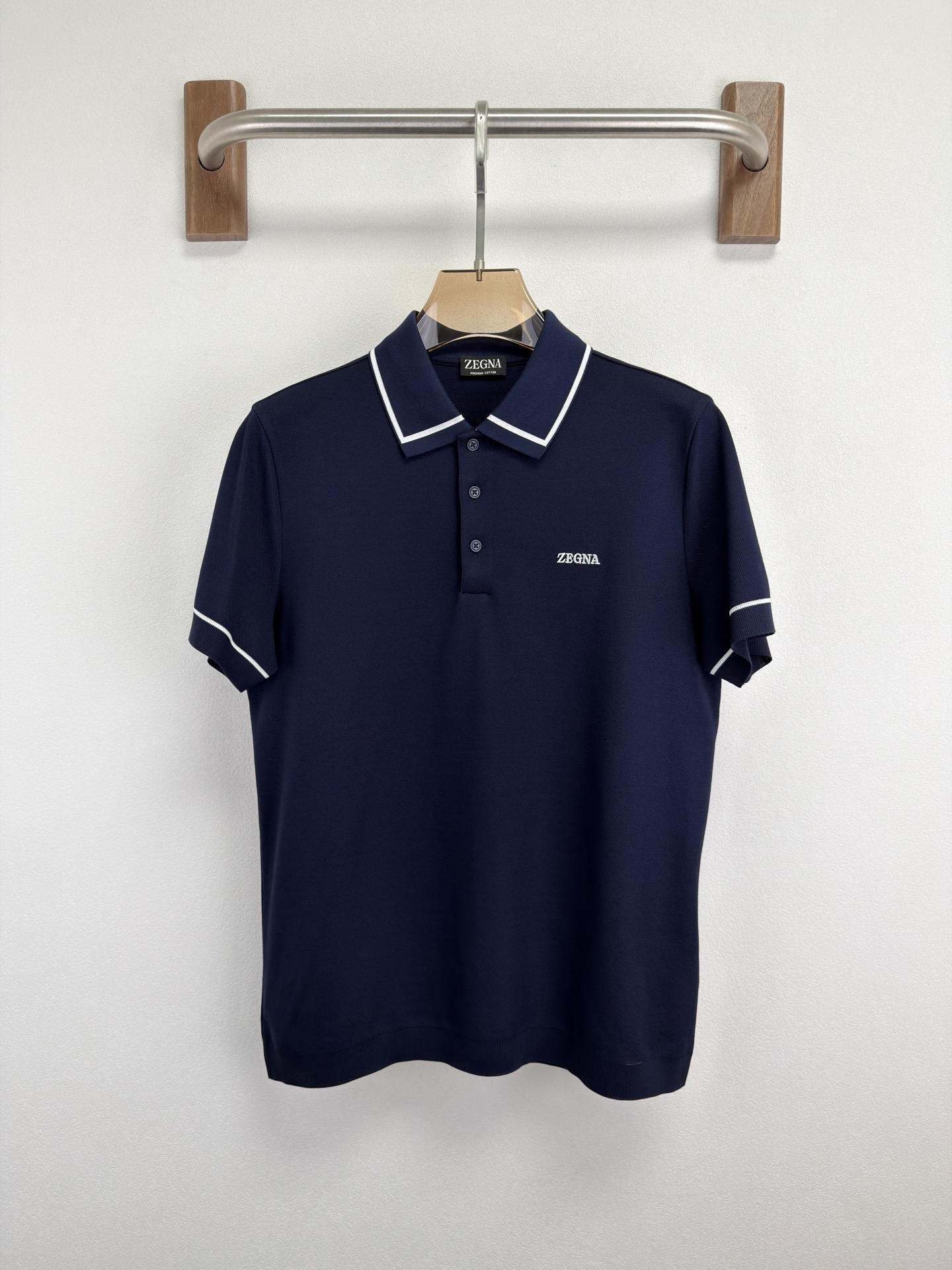 ZEGNA 26春夏新品 翻领T恤。当杰尼亚引以为傲的Premium Cotton棉质纱线，遇见品牌灵魂