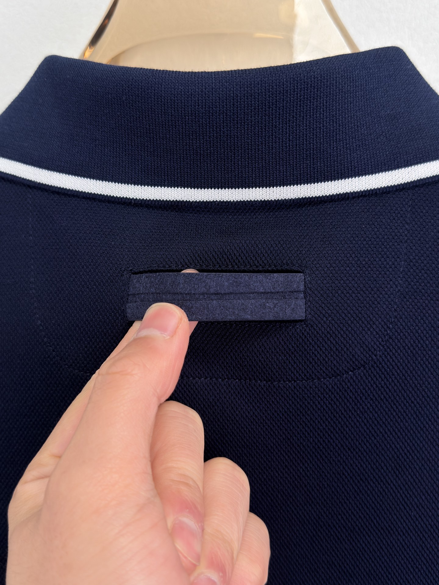 ZEGNA 26春夏新品 翻领T恤。当杰尼亚引以为傲的Premium Cotton棉质纱线，遇见品牌灵魂
