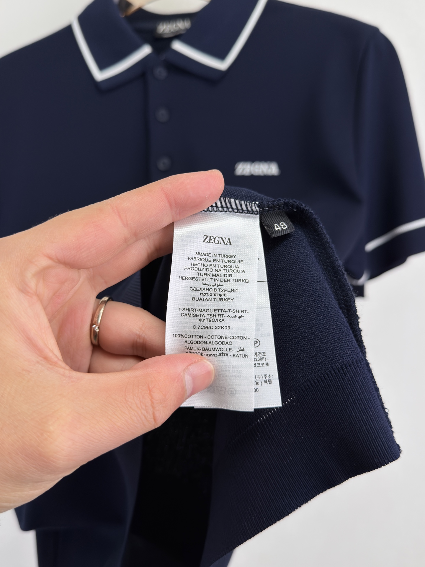 ZEGNA 26春夏新品 翻领T恤。当杰尼亚引以为傲的Premium Cotton棉质纱线，遇见品牌灵魂