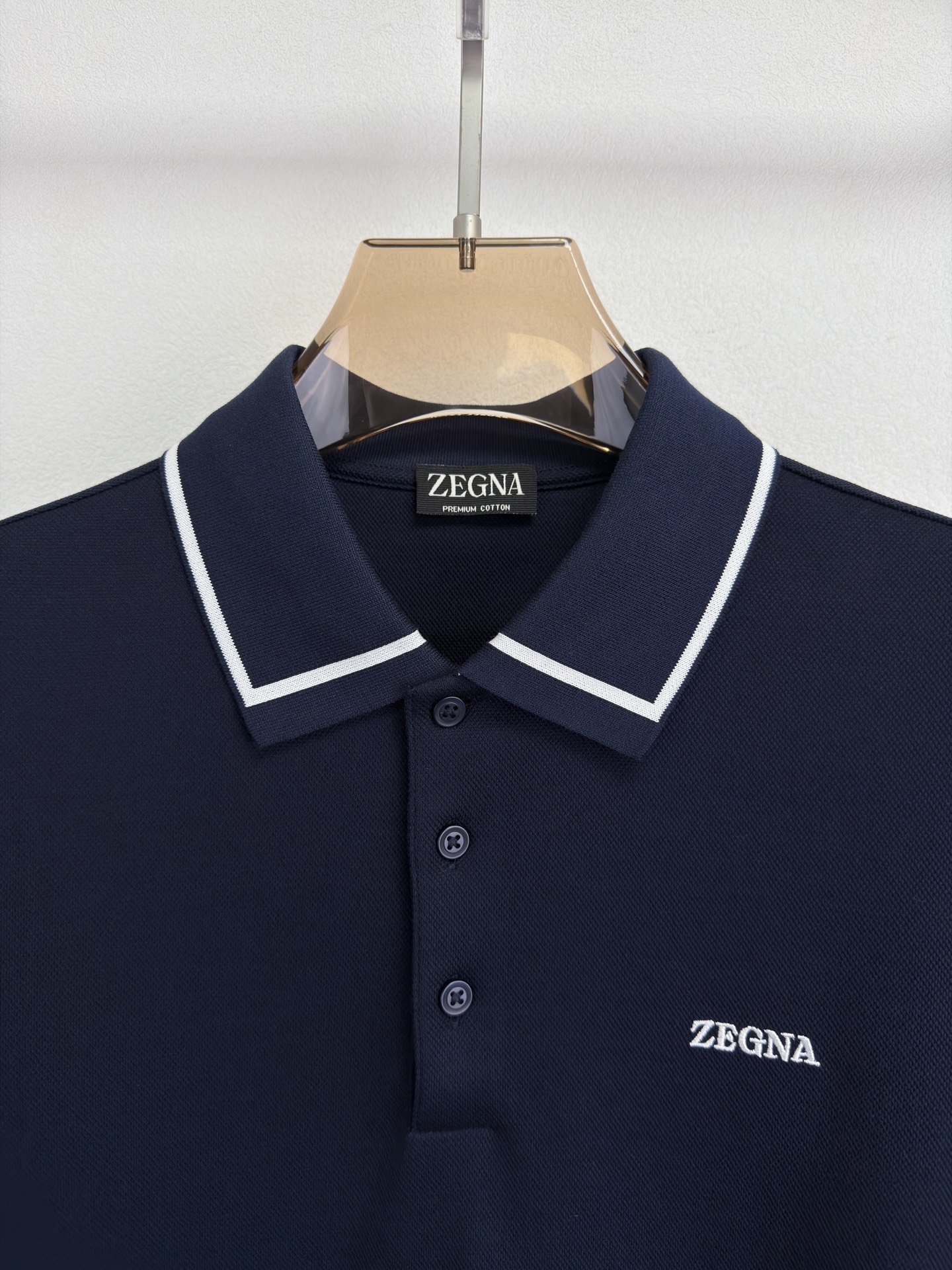 ZEGNA 26春夏新品 翻领T恤。当杰尼亚引以为傲的Premium Cotton棉质纱线，遇见品牌灵魂