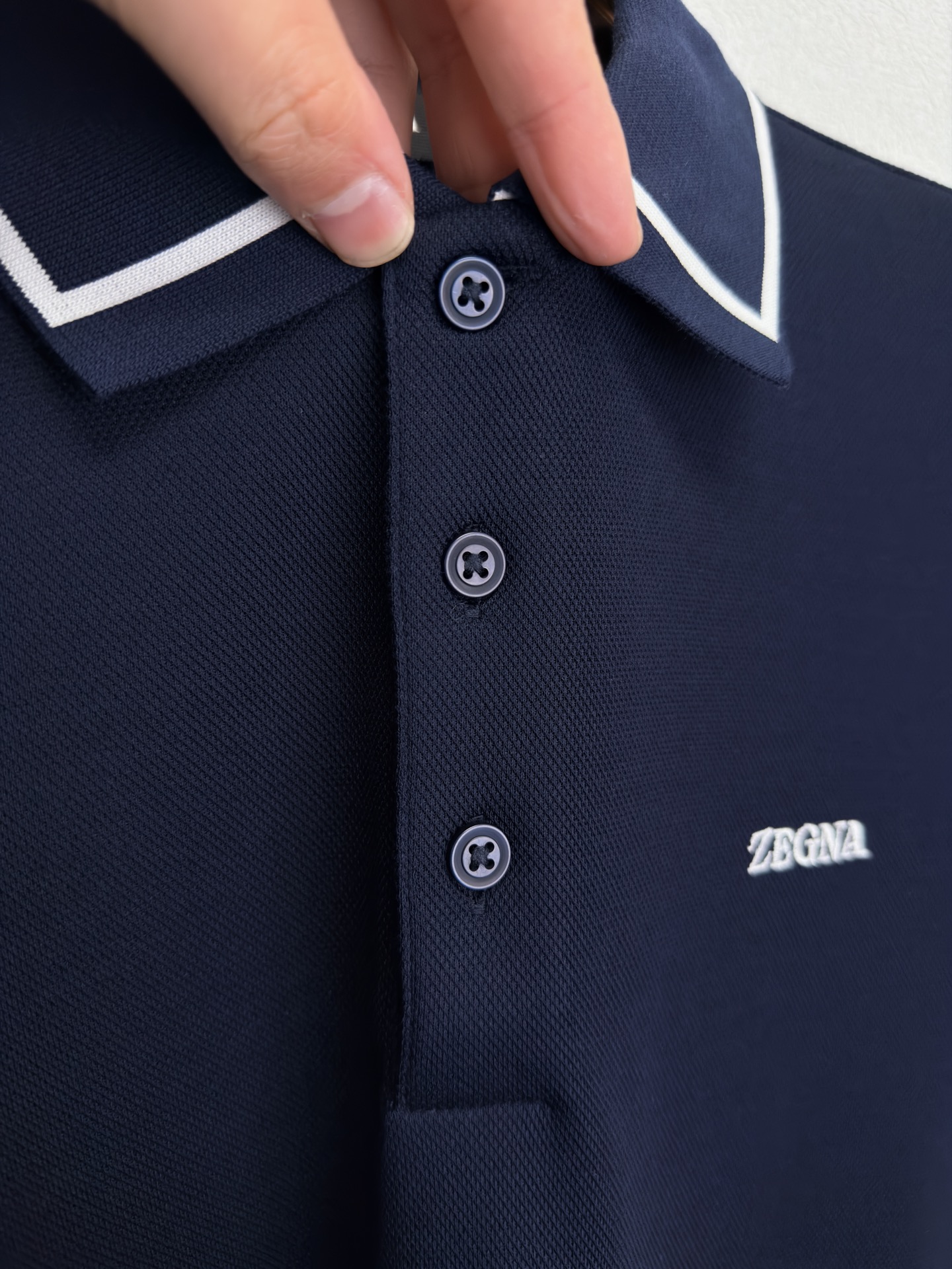 ZEGNA 26春夏新品 翻领T恤。当杰尼亚引以为傲的Premium Cotton棉质纱线，遇见品牌灵魂