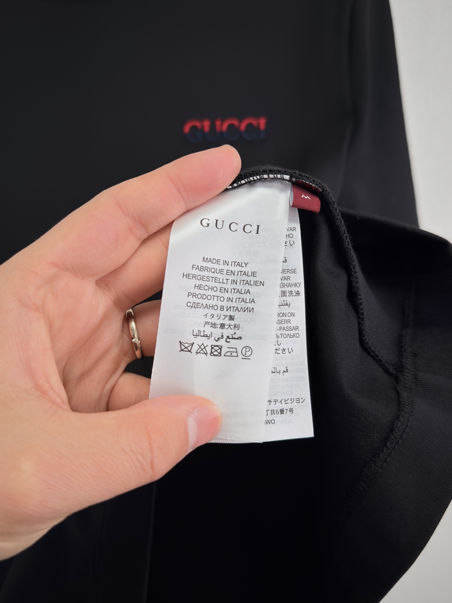 26春夏新品圆领 T恤。 GUCCI红蓝交响，织就当代潮流的扁平美学。当经典的安克拉红（Ancora R