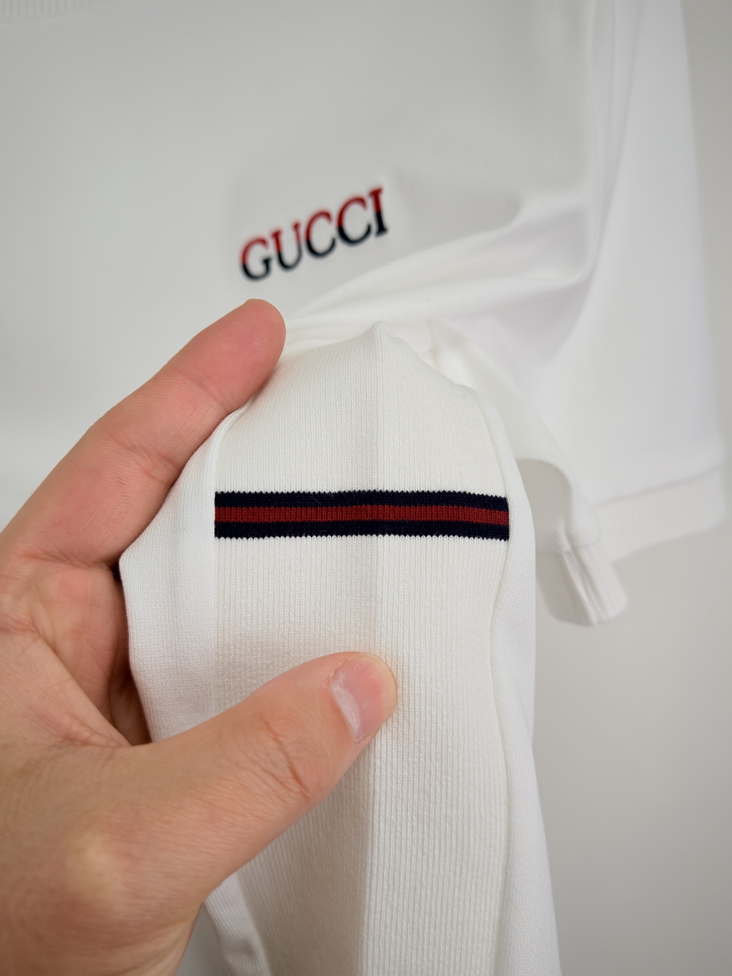 26春夏新品圆领 T恤。 GUCCI红蓝交响，织就当代潮流的扁平美学。当经典的安克拉红（Ancora R