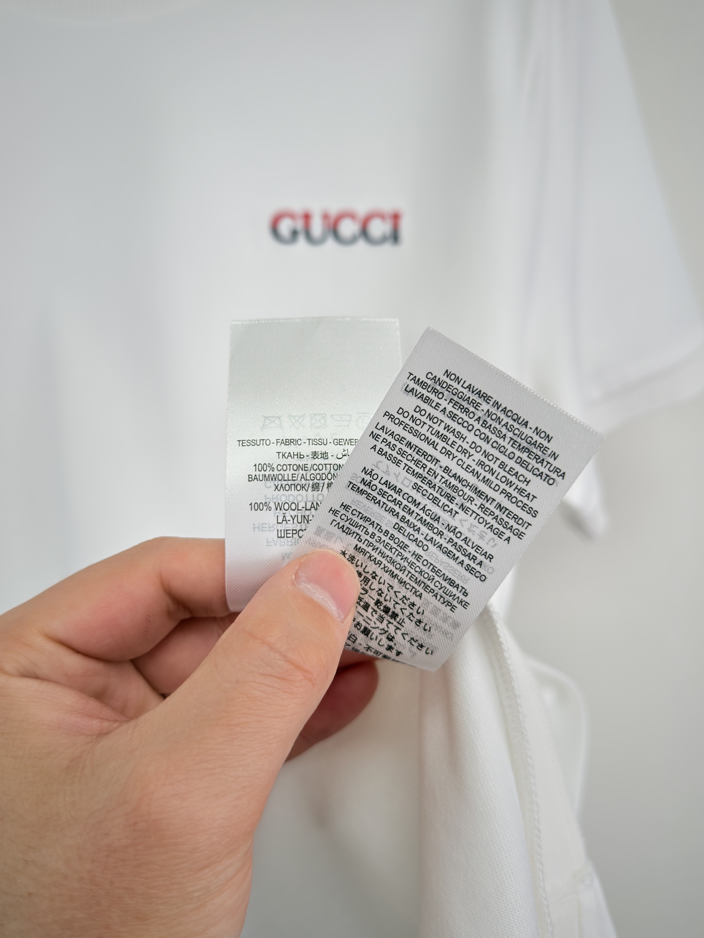 26春夏新品圆领 T恤。 GUCCI红蓝交响，织就当代潮流的扁平美学。当经典的安克拉红（Ancora R