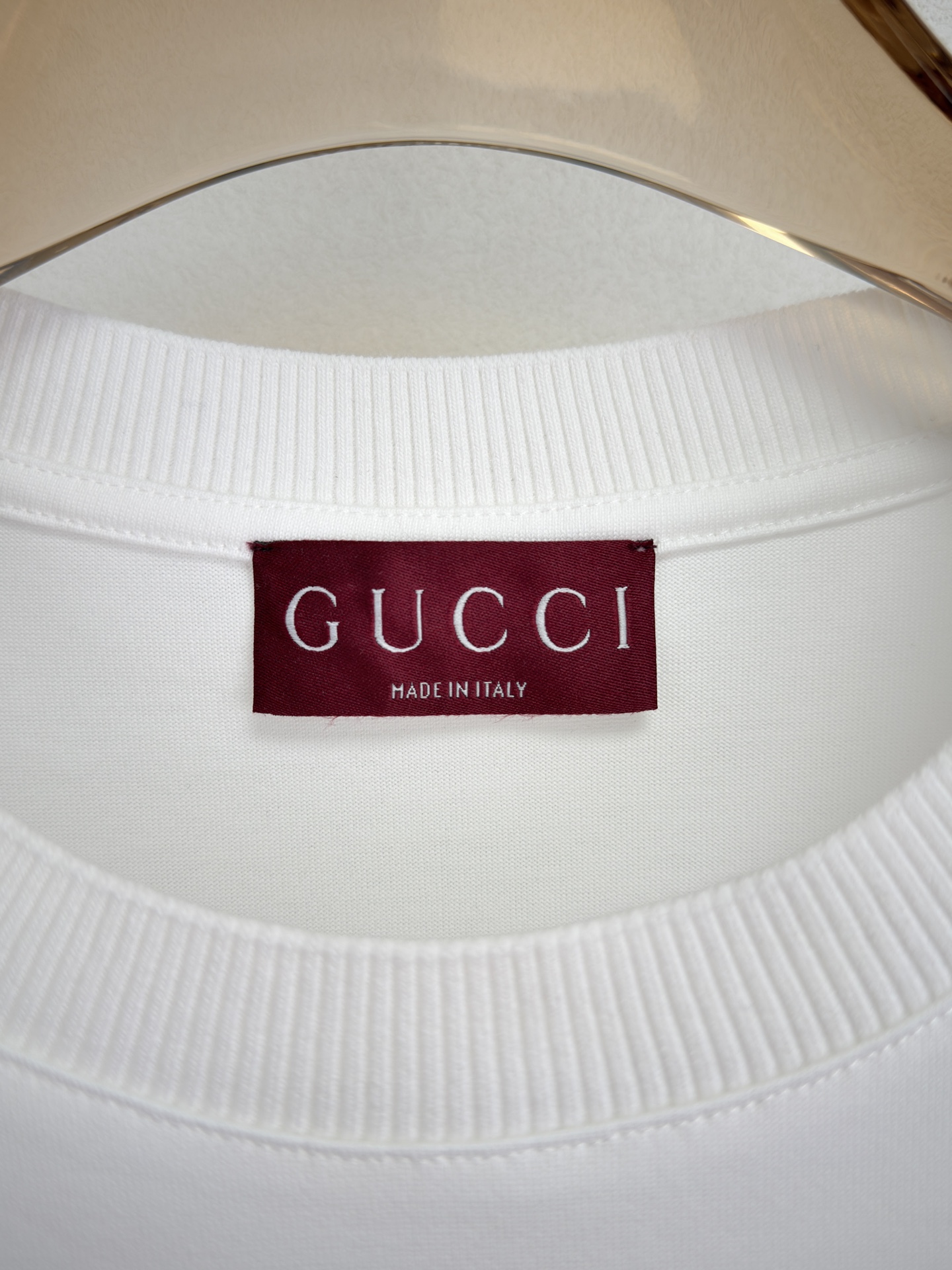 26春夏新品圆领 T恤。 GUCCI红蓝交响，织就当代潮流的扁平美学。当经典的安克拉红（Ancora R