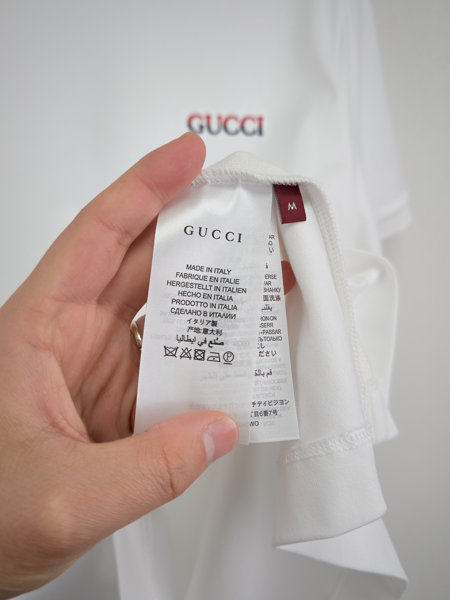 26春夏新品圆领 T恤。 GUCCI红蓝交响，织就当代潮流的扁平美学。当经典的安克拉红（Ancora R