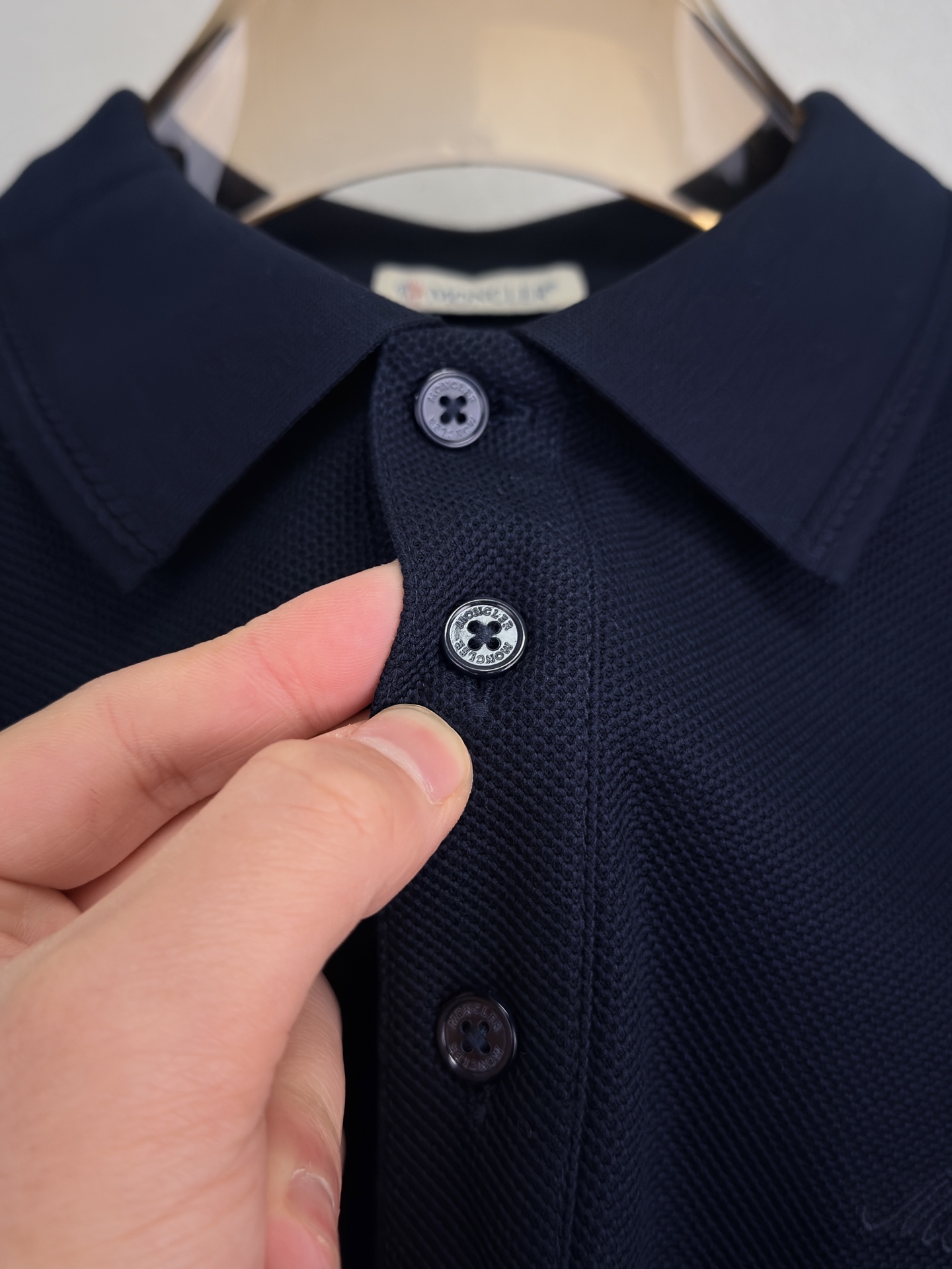 蒙口 MONCLER 26 春夏新品。甄选柜台同系列棉质100支丝光六角珠地面料，呈现传统的蜂巢纹理。这