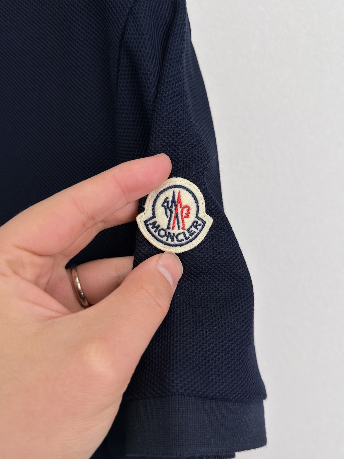 蒙口 MONCLER 26 春夏新品。甄选柜台同系列棉质100支丝光六角珠地面料，呈现传统的蜂巢纹理。这