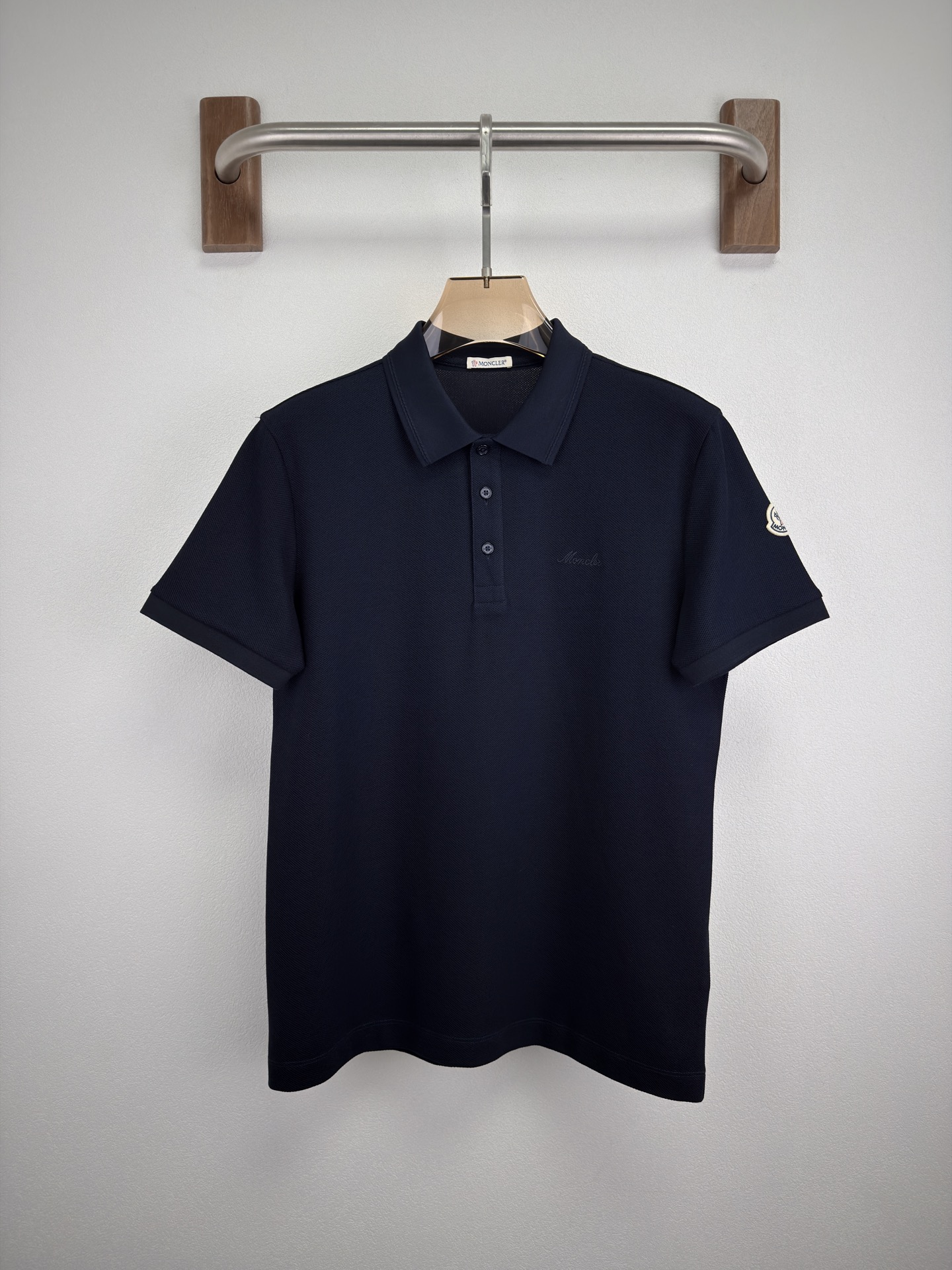 蒙口 MONCLER 26 春夏新品。甄选柜台同系列棉质100支丝光六角珠地面料，呈现传统的蜂巢纹理。这