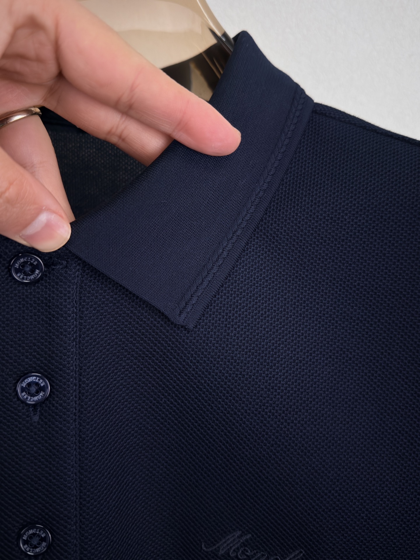 蒙口 MONCLER 26 春夏新品。甄选柜台同系列棉质100支丝光六角珠地面料，呈现传统的蜂巢纹理。这