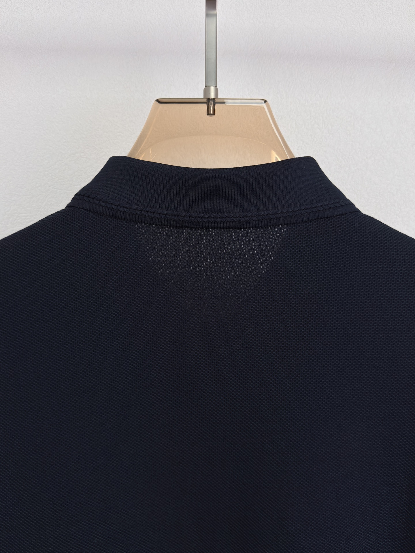 蒙口 MONCLER 26 春夏新品。甄选柜台同系列棉质100支丝光六角珠地面料，呈现传统的蜂巢纹理。这