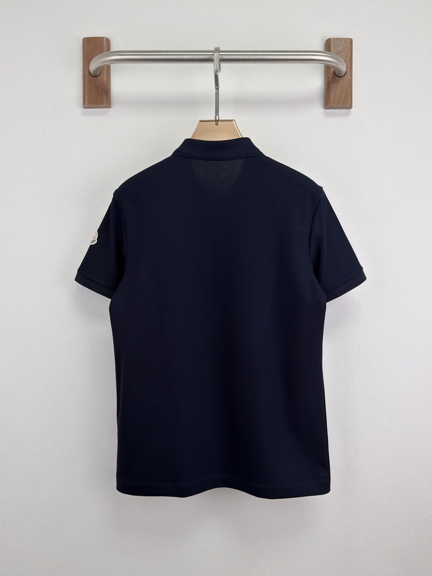 蒙口 MONCLER 26 春夏新品。甄选柜台同系列棉质100支丝光六角珠地面料，呈现传统的蜂巢纹理。这