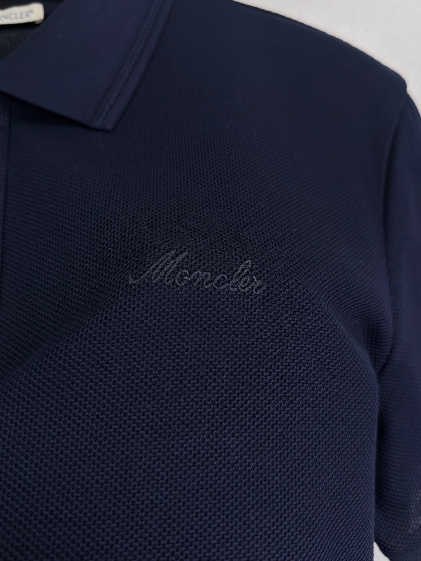 蒙口 MONCLER 26 春夏新品。甄选柜台同系列棉质100支丝光六角珠地面料，呈现传统的蜂巢纹理。这