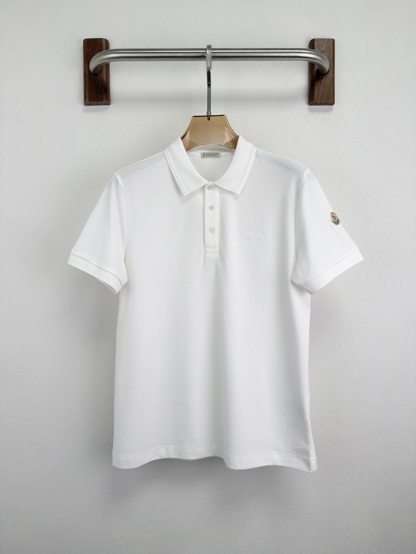 蒙口 MONCLER 26 春夏新品。甄选柜台同系列棉质100支丝光六角珠地面料，呈现传统的蜂巢纹理。这
