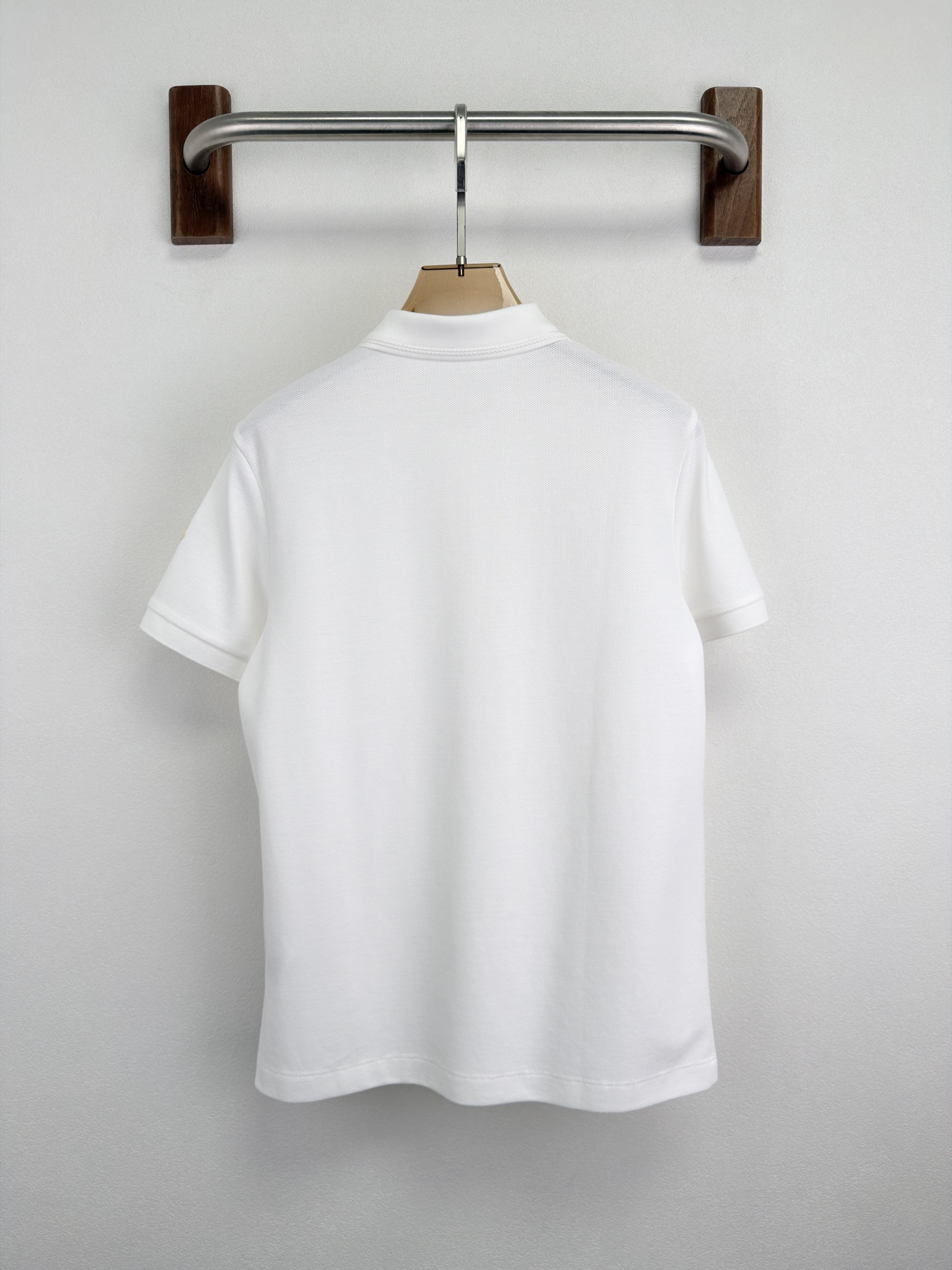 蒙口 MONCLER 26 春夏新品。甄选柜台同系列棉质100支丝光六角珠地面料，呈现传统的蜂巢纹理。这