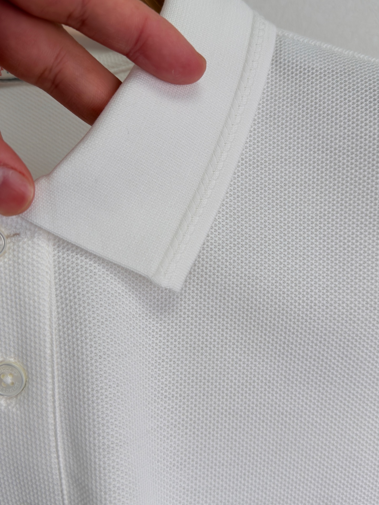 蒙口 MONCLER 26 春夏新品。甄选柜台同系列棉质100支丝光六角珠地面料，呈现传统的蜂巢纹理。这