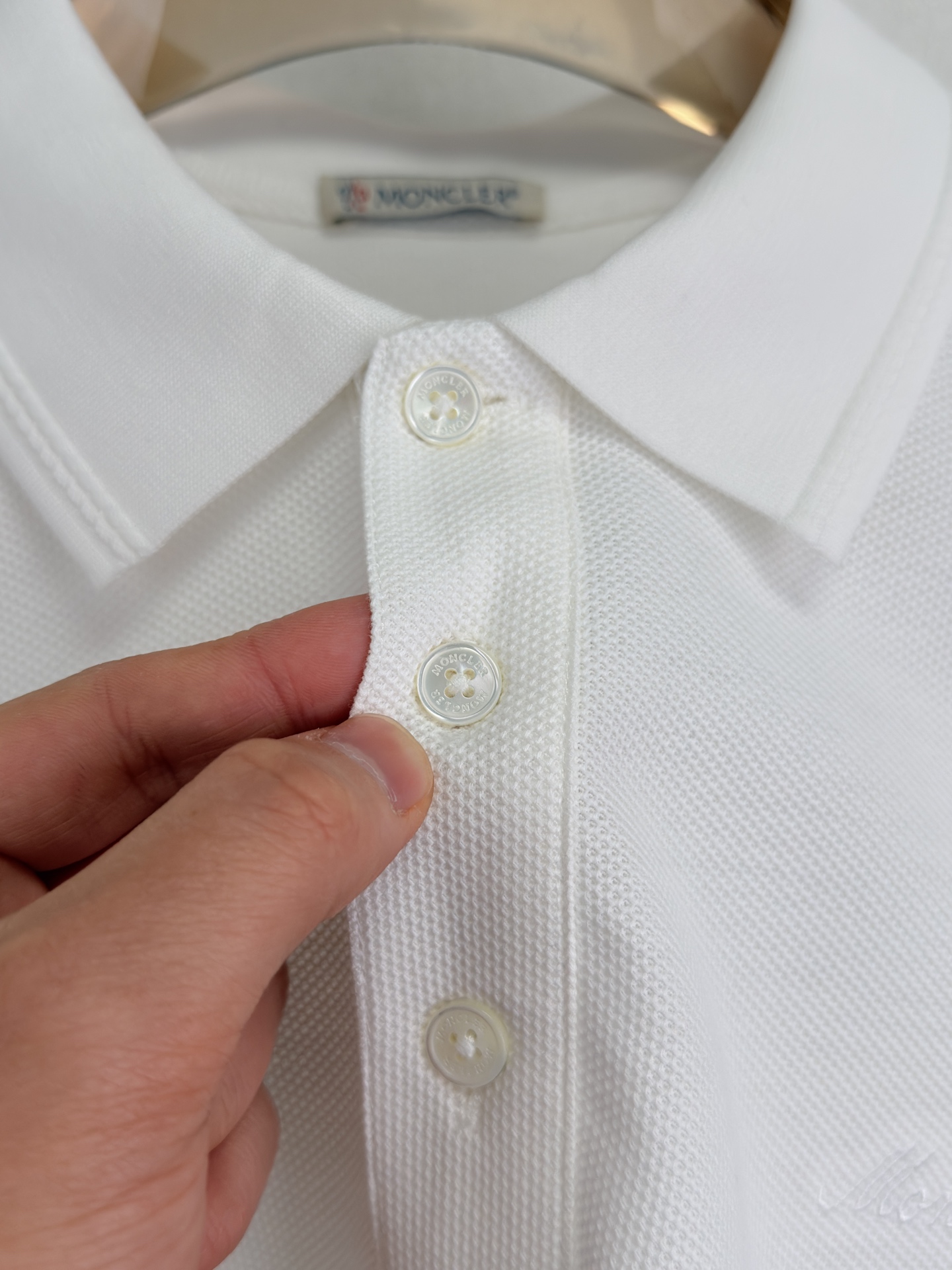 蒙口 MONCLER 26 春夏新品。甄选柜台同系列棉质100支丝光六角珠地面料，呈现传统的蜂巢纹理。这