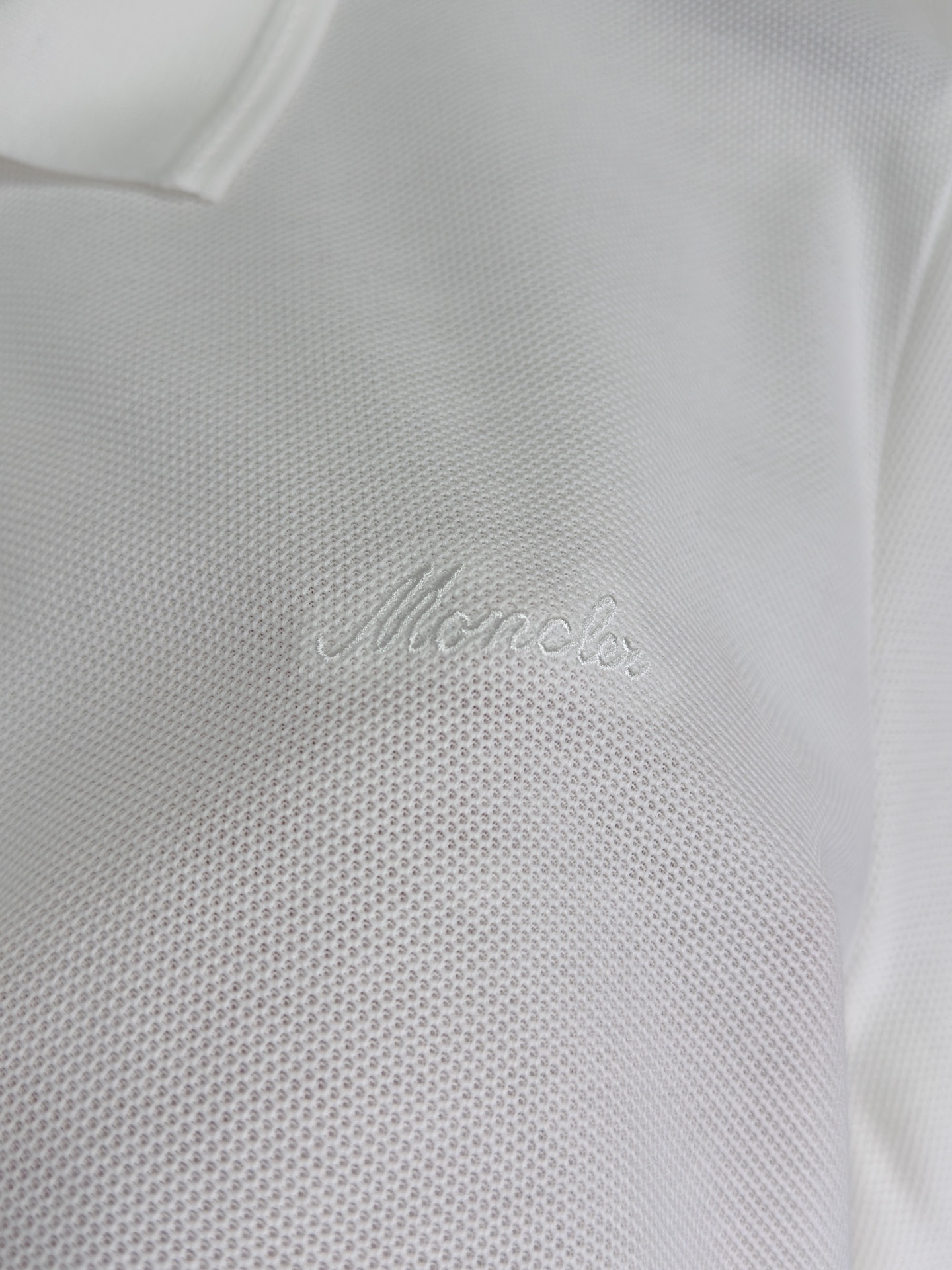 蒙口 MONCLER 26 春夏新品。甄选柜台同系列棉质100支丝光六角珠地面料，呈现传统的蜂巢纹理。这