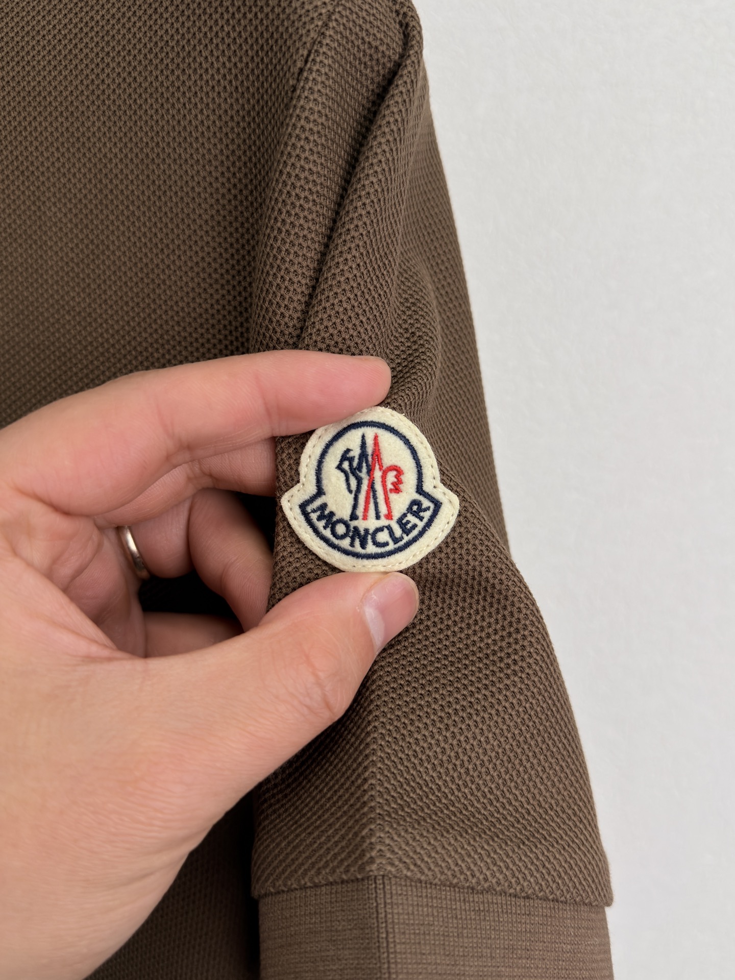 蒙口 MONCLER 26 春夏新品。甄选柜台同系列棉质100支丝光六角珠地面料，呈现传统的蜂巢纹理。这