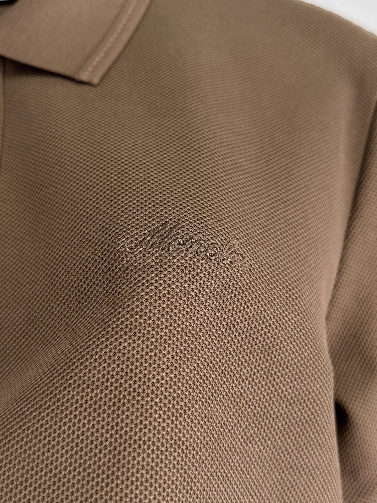 蒙口 MONCLER 26 春夏新品。甄选柜台同系列棉质100支丝光六角珠地面料，呈现传统的蜂巢纹理。这