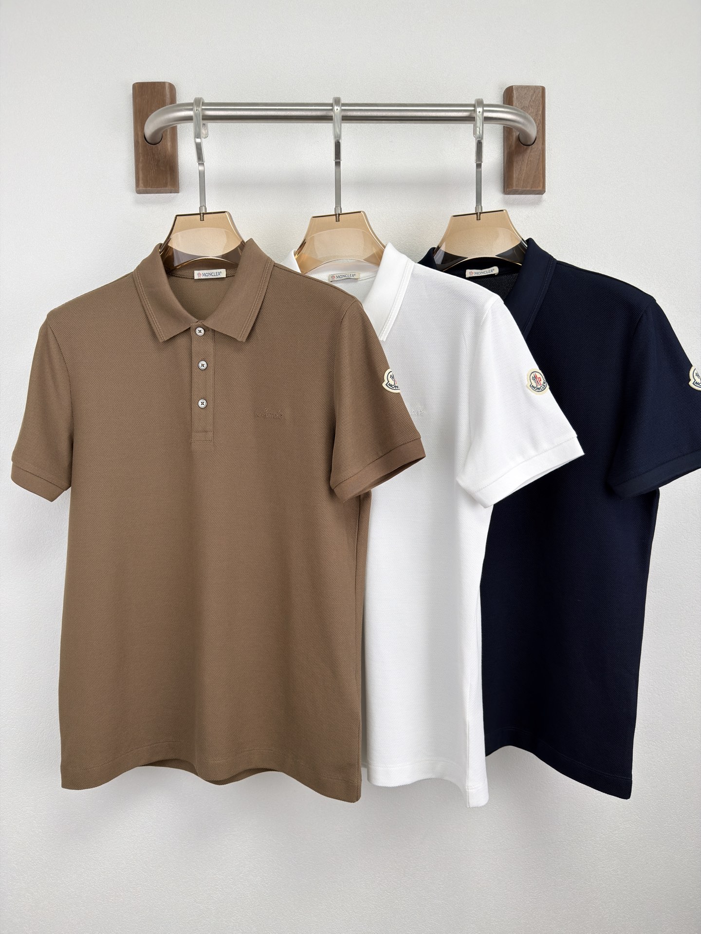 蒙口 MONCLER 26 春夏新品。甄选柜台同系列棉质100支丝光六角珠地面料，呈现传统的蜂巢纹理。这