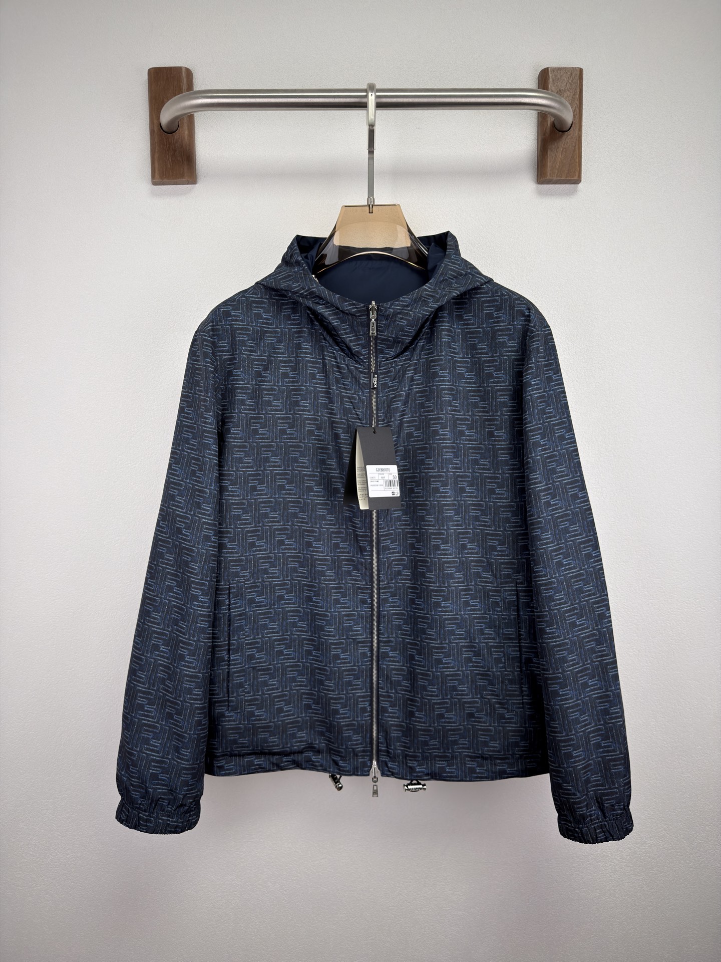 P230 FENDI Fendi 26 primavera-verano nuevos productos, chaqueta con capucha reversible: una prenda, dos lados, define d…