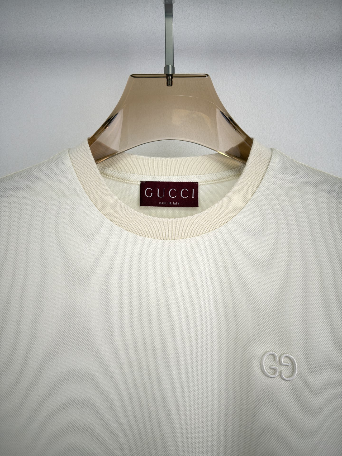 Футболка Gucci с логотипом и полосами на рукаве, белая