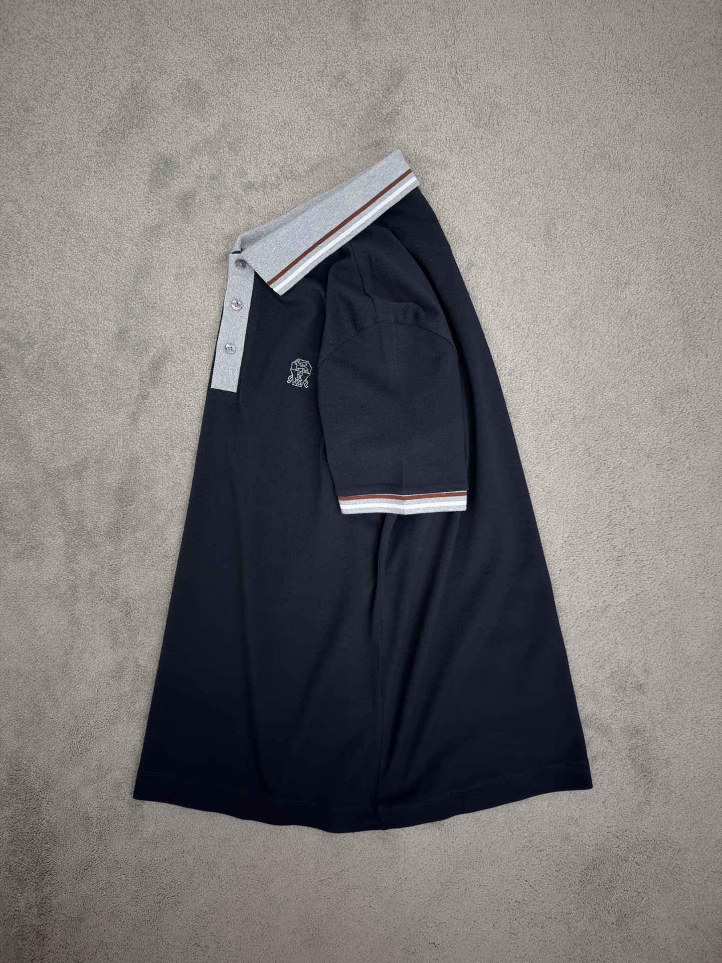 Brunello Cucinelli 26 春夏新品翻领 T。源自柜台同系列钻石羊毛 棉珠地面料，以全棉