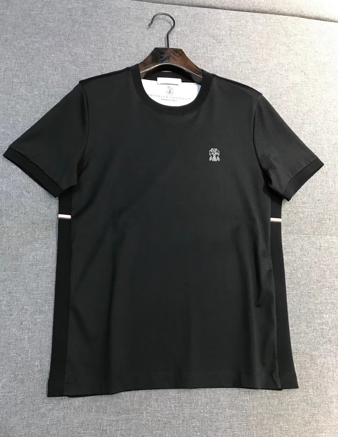 黑色