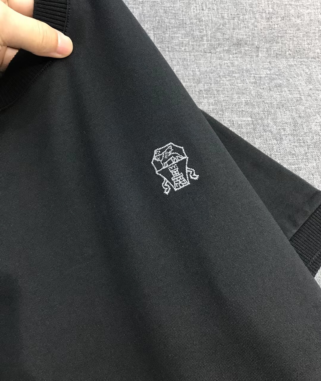 黑色