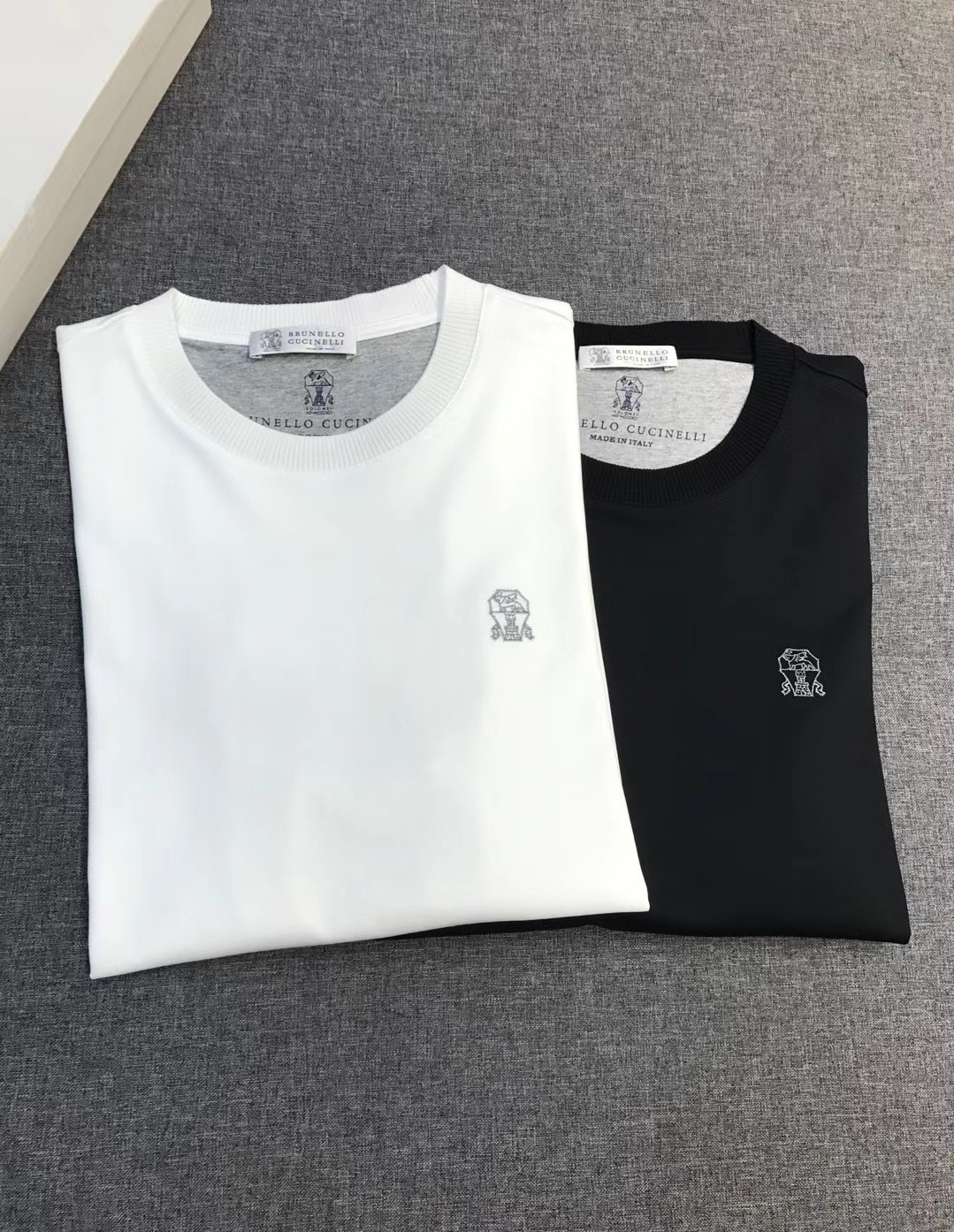 黑色