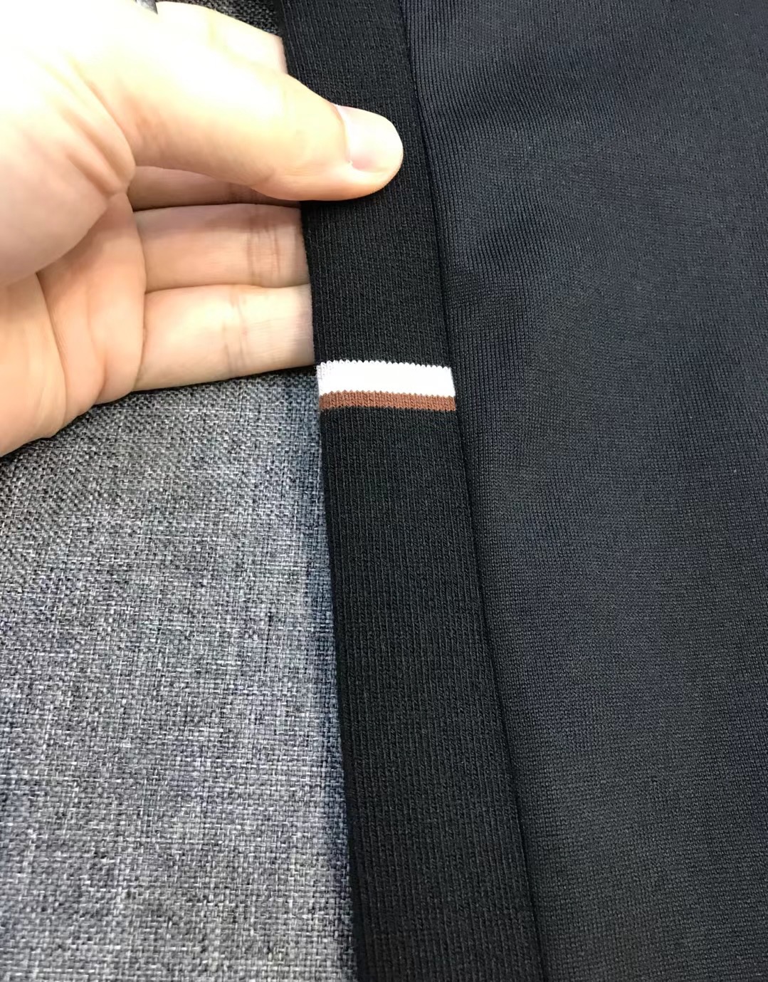 黑色