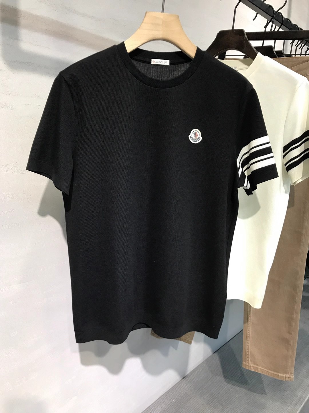NO:837902,Mon family men's business casual simple Tencel fine pique cotton round neck short-sleeved T-shirt, Hong Kong Matheson channel product, pure blood quality, high-end Italian original factory, 26 spring and summer new style, classic trump card series!  !  A high-end, luxurious and platinum-level classic basic T-shirt. The overall design perfectly integrates Italian aesthetics and inherits the genes of the Mon family. It takes a minimalist route, is both solemn and harmonious, and is in line with modern urban aesthetics!  A T-shirt that is very in line with the aesthetic tone of the M family. The design style perfectly follows the essence of the M family. The classic red, blue and white elements run through every detail. The chest is decorated with the iconic brand wool felt badge, and the sleeves are decorated with iconic contrasting elements. It is highly recognizable, highlighting the high-end and fashionable accents, and at the same time flaunting the brand culture and identity!  High-grade imported Egyptian cotton fabrics are supplied to customers, custom-woven and dyed in the garment process of well-established Italian workshops. The ultra-fine pique mesh texture is processed with Tencel technology to create an excellent texture. The fabric properties are excellent and a unique type on the market. The mesh structure is fine, soft and comfortable to the touch, extremely skin-friendly, has a cool feeling, full of luster, and has excellent breathability. The overall experience is self-evident!  The details are exquisite and the appearance is perfect. The craftsmanship is evident everywhere. The craftsmanship is extremely complicated. The cuffs and hem are processed with knitted thread jacquard. The color is light and versatile, fashionable and age-reducing. The upper body is full of temperament. It is elegant and capable, with both style and style. It is the first choice of urban business commuter elites. It is quite brilliant whether worn inside or alone!  Size M-XXXL (size 12345),,T-shirt,tees,t-shirt,19860909Mon家族男士商务休闲简约天丝精细珠地棉圆领短袖T恤,香港洋行渠道货,纯正血统品质,高端意大利原厂出品,26年春夏新款,经典王牌系列！！ 高端奢华且白金级的一款经典基础款T恤,通体的设计完美融合意式美学,且传承了Mon家族的基因,走极简主义的路线,亦庄亦谐,符合现代都市审美！ 极符合M家美学基调的一款T恤,造型设计画风完美沿袭了M家的精髓,经典红蓝白元素贯穿每个细节,胸前饰有标志性品牌羊毛毡徽章,搭载袖部标志性撞色元素修饰,辨识度鲜明,彰显出高级感与时装的腔调,同时标榜了品牌文化及身份！ 客供高级进口埃及棉面料,意大利老牌工坊成衣工序定织定染,超精细珠地网眼纹理,采用天丝工艺处理,缔造出极为出色的质感,面料属性上乘,市面独一无二的类型,网眼结构细腻,触感柔软舒适,亲肤性极强,自带冰爽感,光泽感十足,同时兼具优越的透气性,整体体验感不言而喻！ 细节精致出挑,品相完美如斯,处处彰显出匠心工艺,工艺极为繁复,袖口及下摆采用针织螺纹缇花处理,配色轻熟百搭,时髦且减龄,上身满满的气质感,优雅且干练,型格兼具,都市商务通勤精英首选,无论内搭还是单穿都颇为出彩！ 尺码M-XXXL（12345 码）,,T-shirt,tees，t-shirt,,Men's clothing