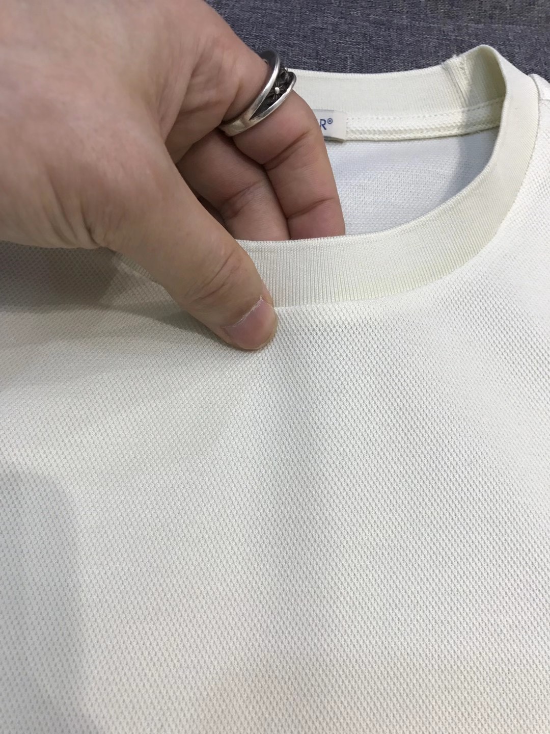 米白色