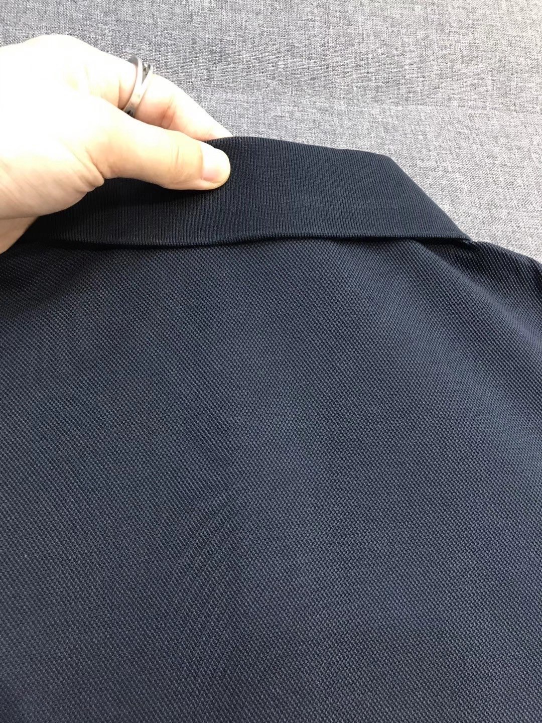 深蓝色