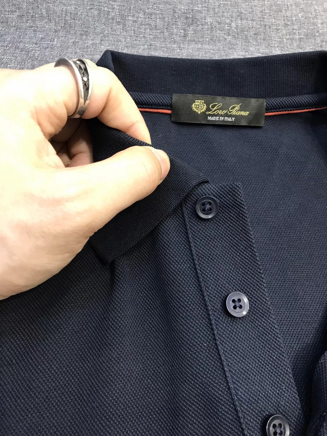 深蓝色