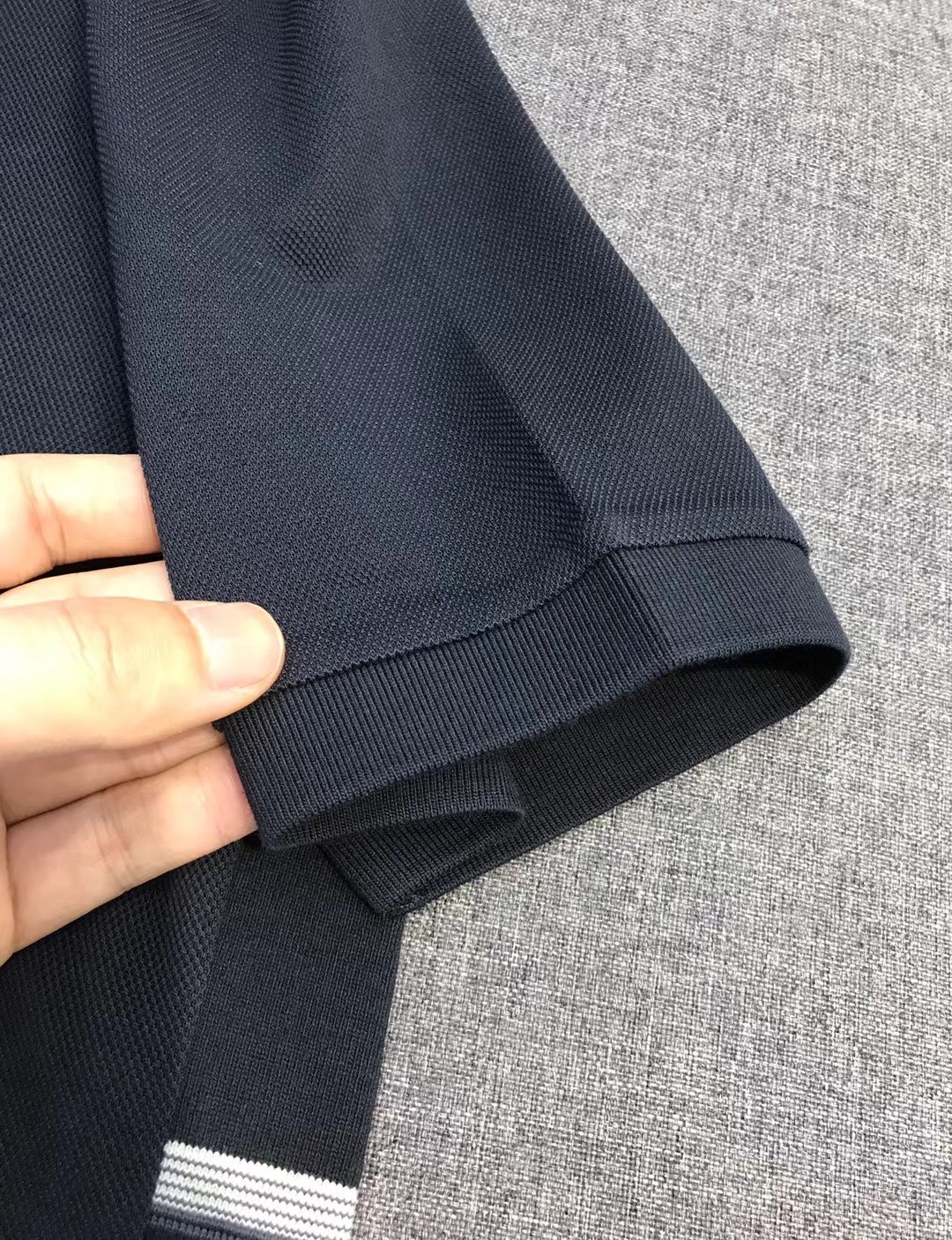 深蓝色