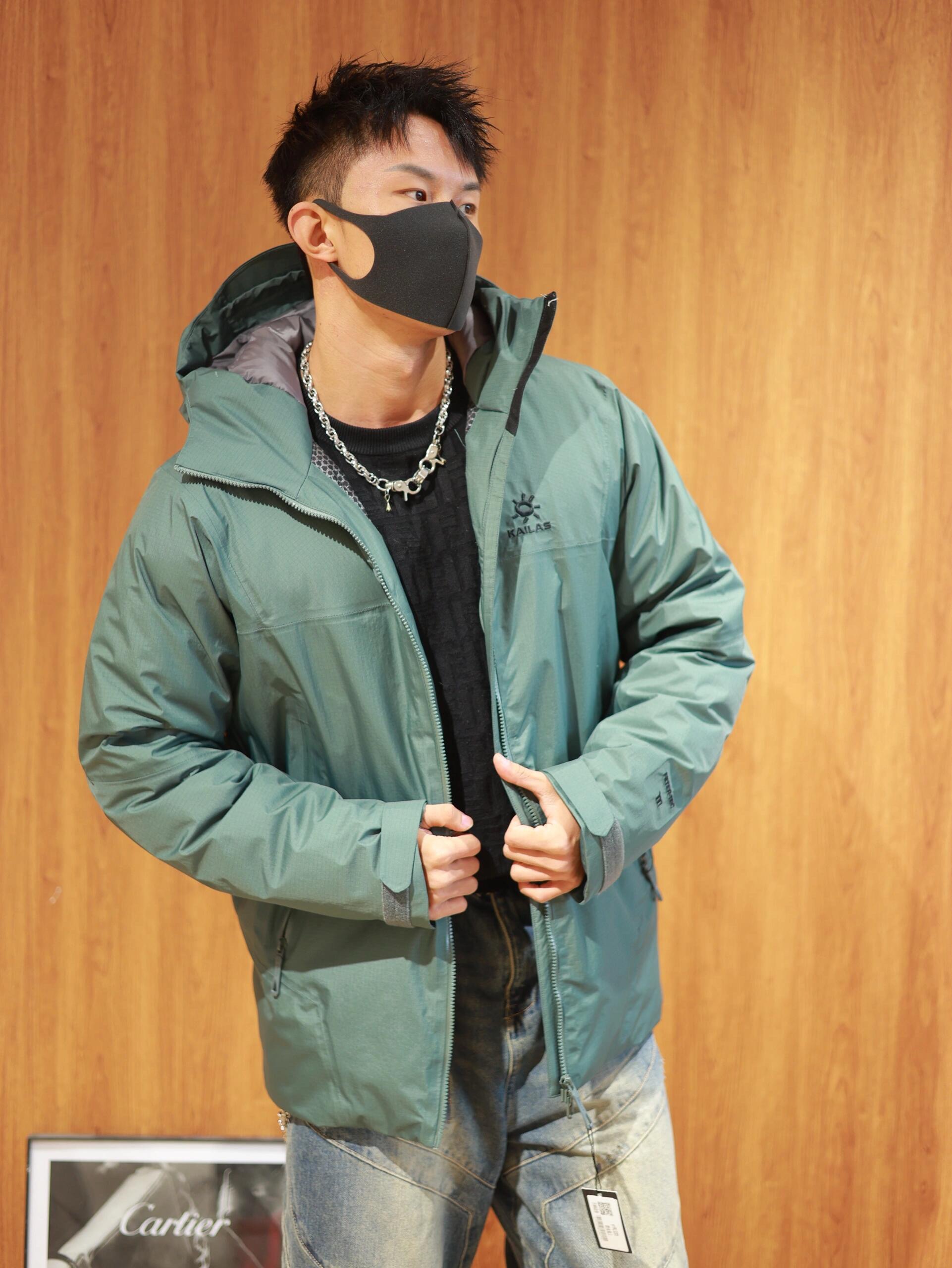 供💰550 （模特图）区别市场通货
KAILAS | 凯乐石阿斯本硬壳700蓬鸭绒防风防水户外滑雪
面料+特点:
      ✅ FILTER-TEC科技面料，防护面料➕防水压胶工艺，应对多变气候带来的暴风雨雪考验，同时防风透气带来更好的穿着体验，700+高蓬鸭绒，鸭绒，轻盈锁温，绒子含量90%，卓越保暖 持久舒适防，水、防风、透气、轻量、抗撕裂耐磨，CoreHeat升温，核心锁温 热量循环全方位保暖
      ✅这款独特搭载了石墨烯热反射 CoreHeat 功能。该功能可以在核心区域锁温蓄热，进一步提升了的保暖能力，即使在寒冷的环境中，也能让穿着者保持温暖．
      ✅弧形帽檐，遮蔽风雪，可调节立体风帽，贴合头部防风保暖，可调下摆设计
      ✅胸前精密刺绣采用日本进口顶尖田岛刺绣机，
      ✅ 调节控温，腋下透气拉链，双向开合高效散热
      ✅ 灵活取物，兼容，轻松取物，严寒环境插手取暖
      ✅ 调节袖袢升级，更贴合强防护，增加魔术贴覆盖区域，单手操作更容易贴合
      ✅户外运动人体工学设计，提升运动表现
      ✅ 可单手调节下摆，防风倒灌，下摆抽绳可单手轻松调节，内置可拆卸泡棉，防止穿着安全带时向上滑移
      ✅腋下专业通风拉链透汽系统，双向开合，迅速通风散热，及时恢复干爽舒适，避免反复卸包和穿脱，
      ✅360°三维风帽，帽随脸动可兼容，连帽设计可调抽绳，保暖兼容
      ✅适合亚洲人群

功能＋版型
      ✅风格：机车风、滑雪户外
      ✅适合场地：滑雪旅行 山地生活 城市日常
      ✅版型：宽松版型

工艺:
      这款采用FILTER-TEC科技面料，防护面料➕防水压胶工艺，应对多变气候带来的暴风雨雪考验，同时防风透气带来更好的穿着体验，700+高蓬鹅绒，鹅绒，轻盈锁温，绒子含量90%，卓越保暖 持久舒适防，水、防风、透气、轻量、抗撕裂耐磨，CoreHeat升温，核心锁温 热量循环全方位保暖，这是一款好看到爆炸的鸭绒服，非常个性艳丽的四个颜色，让你感受到与众不同，这款的意义有着自己的审美和独到的设计，在户外行业也是相当专业，堪称中国最牛的的
颜色:黑色 灰白 玫红 绿色
尺码:XS-2XL